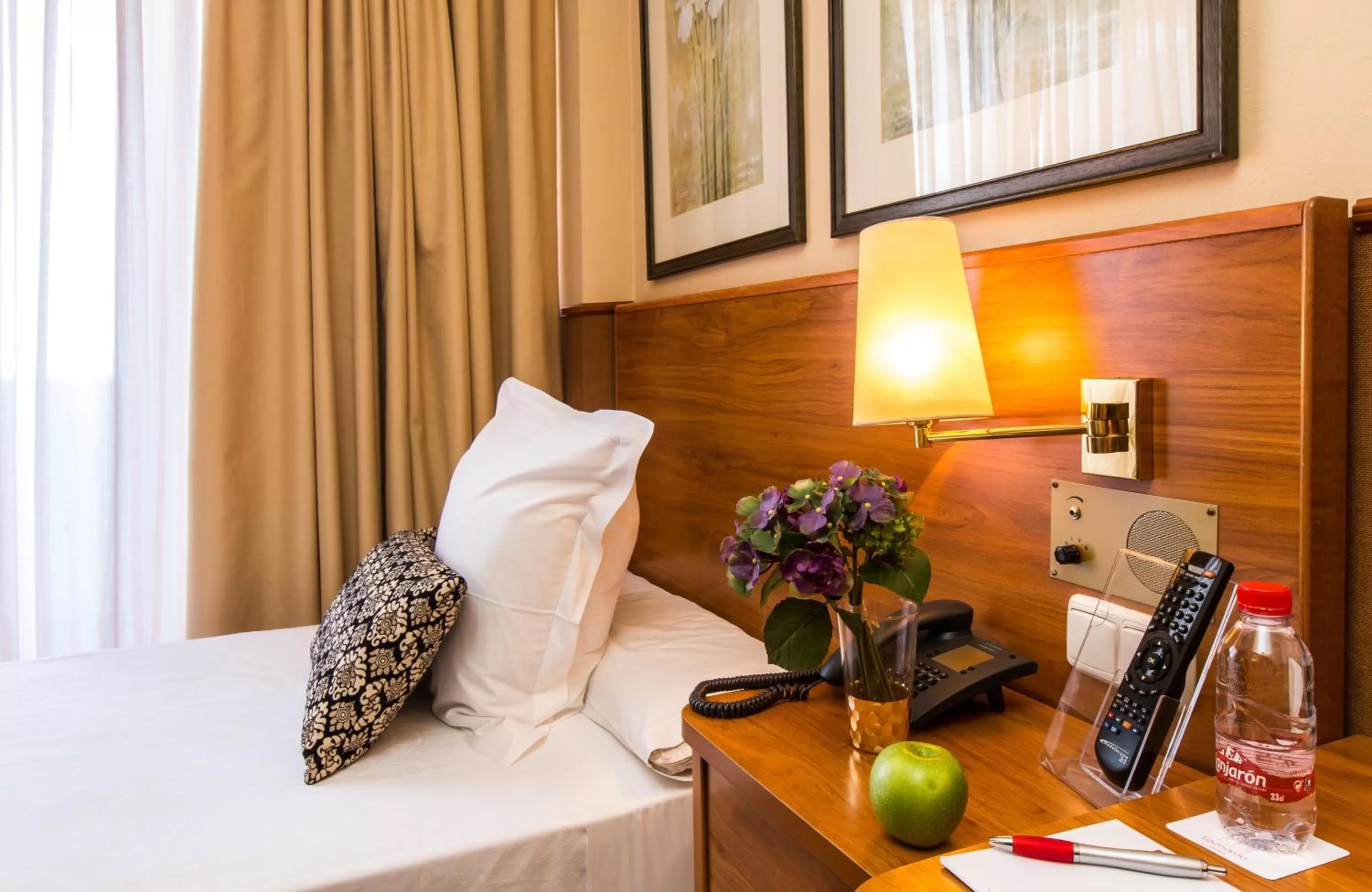 Photo of the whole room in Leonardo Hotel Granada