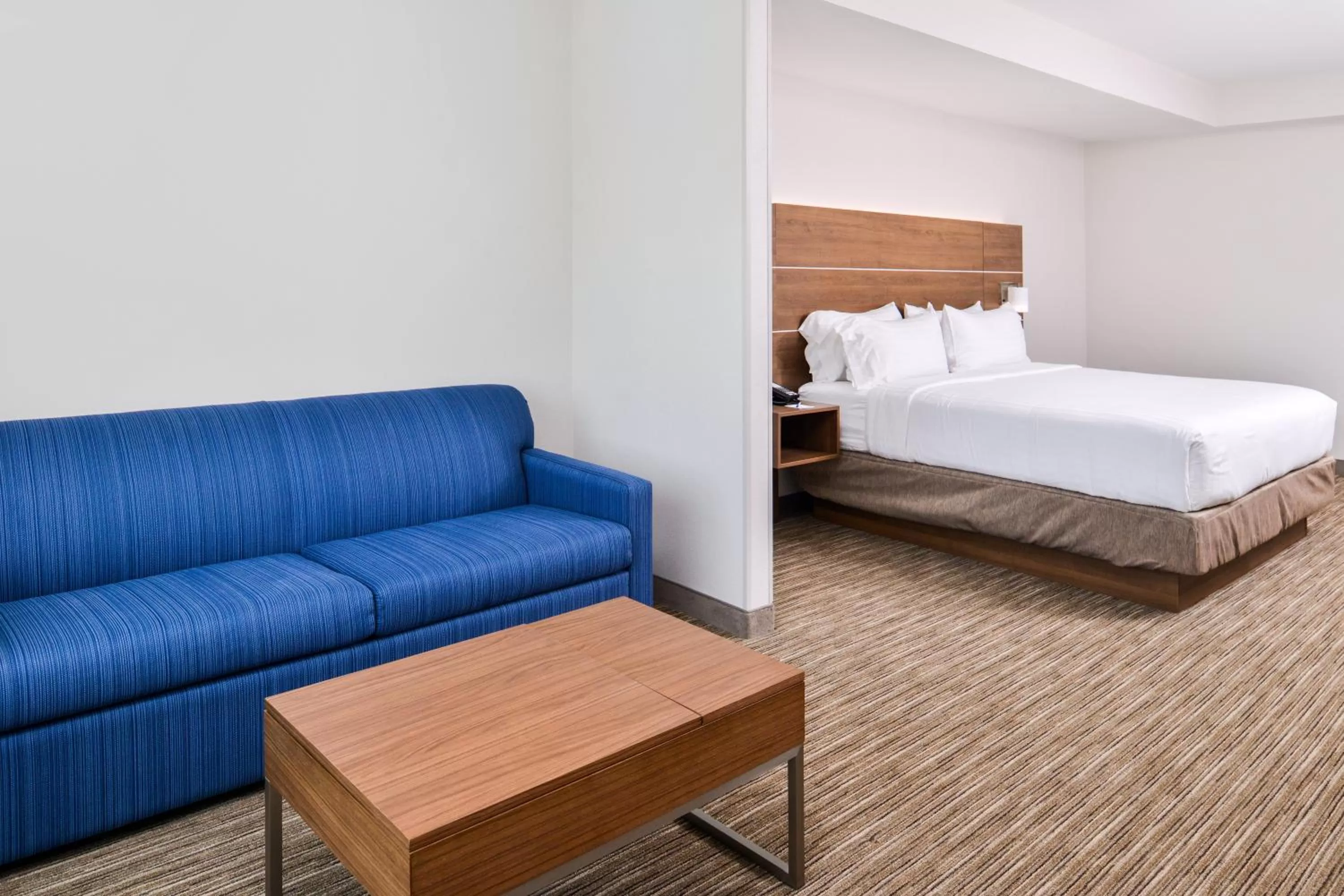 Photo of the whole room, Bed in Holiday Inn Express & Suites - Siloam Springs by IHG