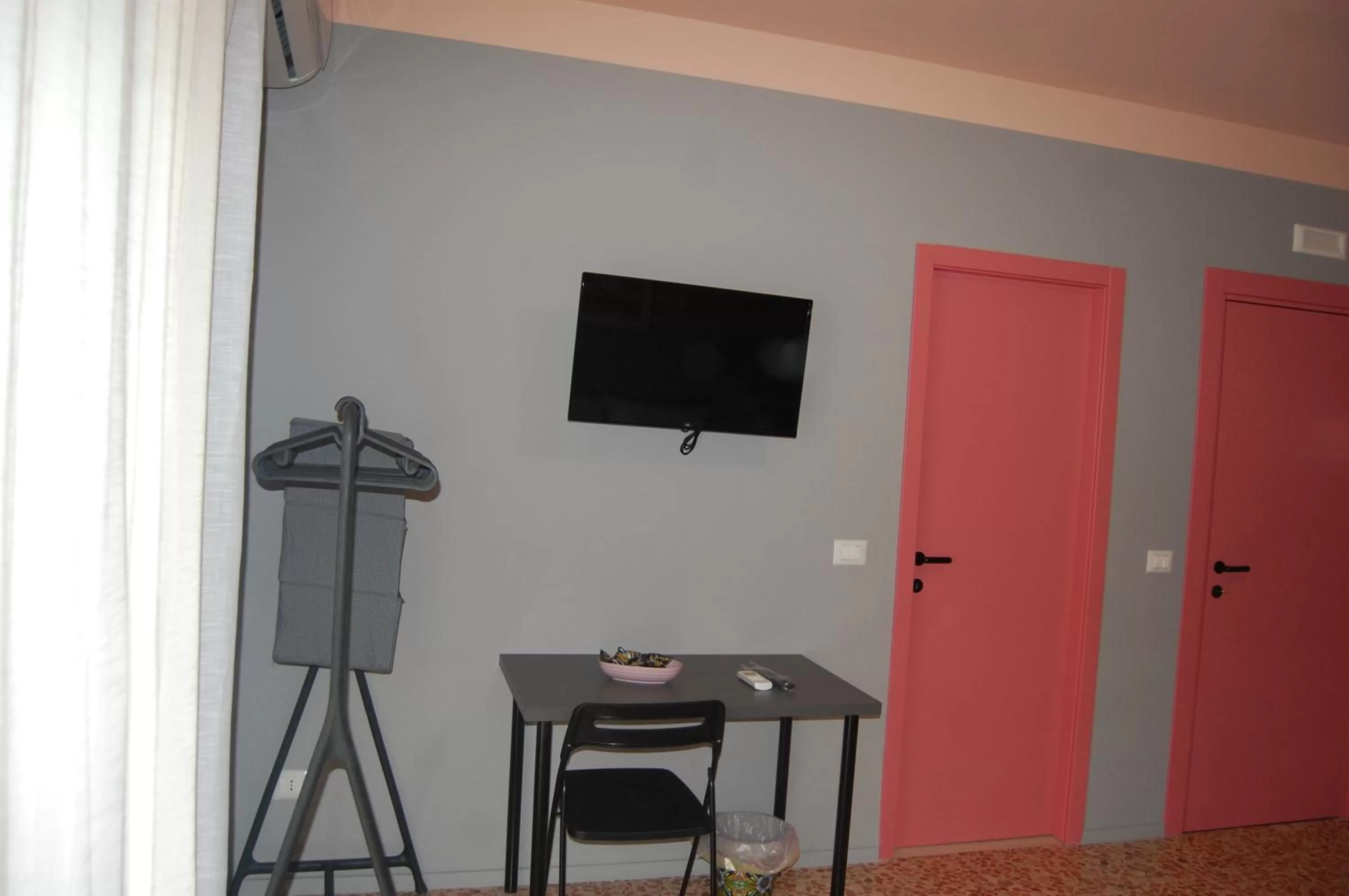 TV and multimedia, TV/Entertainment Center in Dimora 81