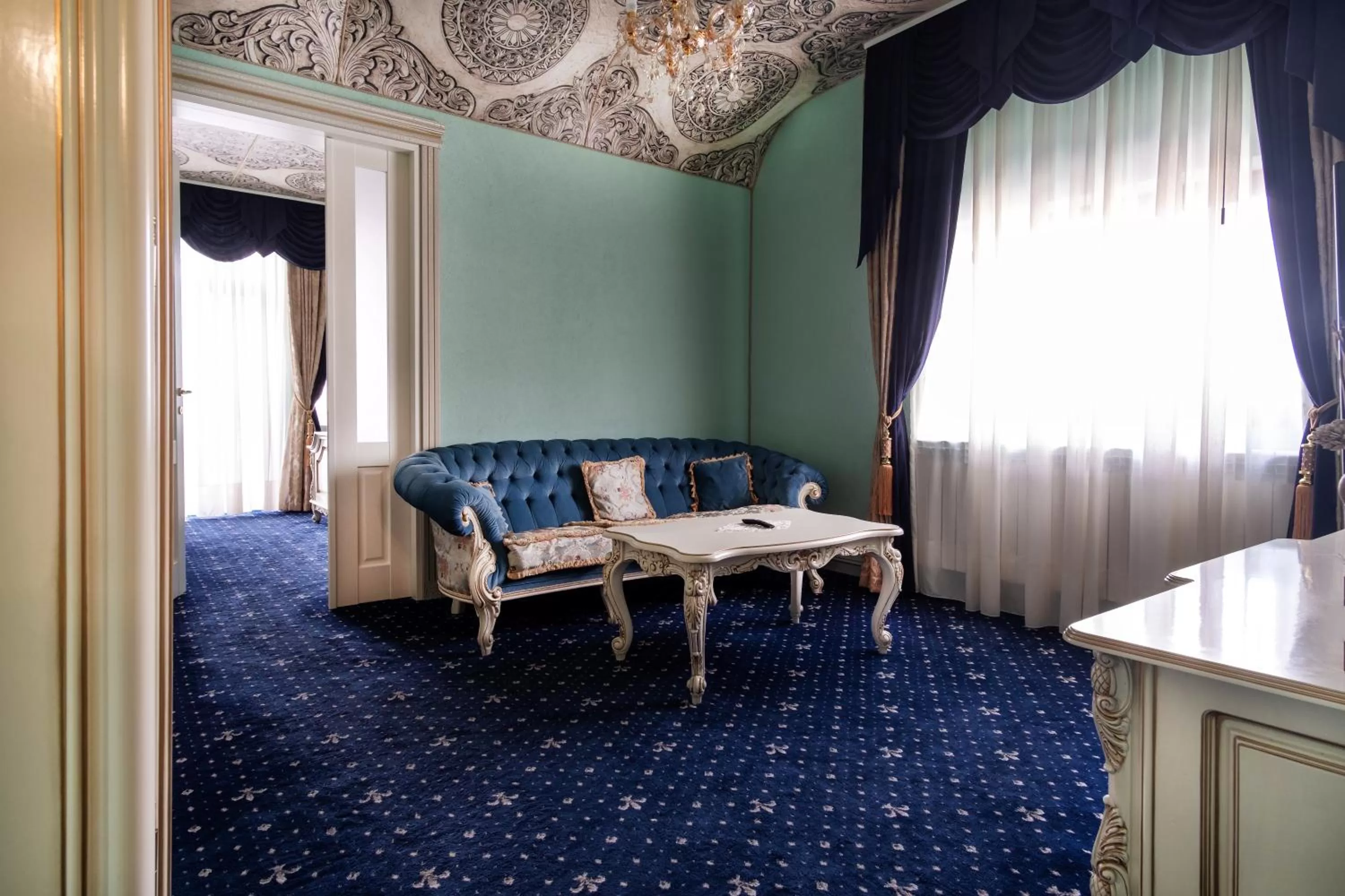 Living room in JMR Royal -Luxury Rooms & Private Sauna