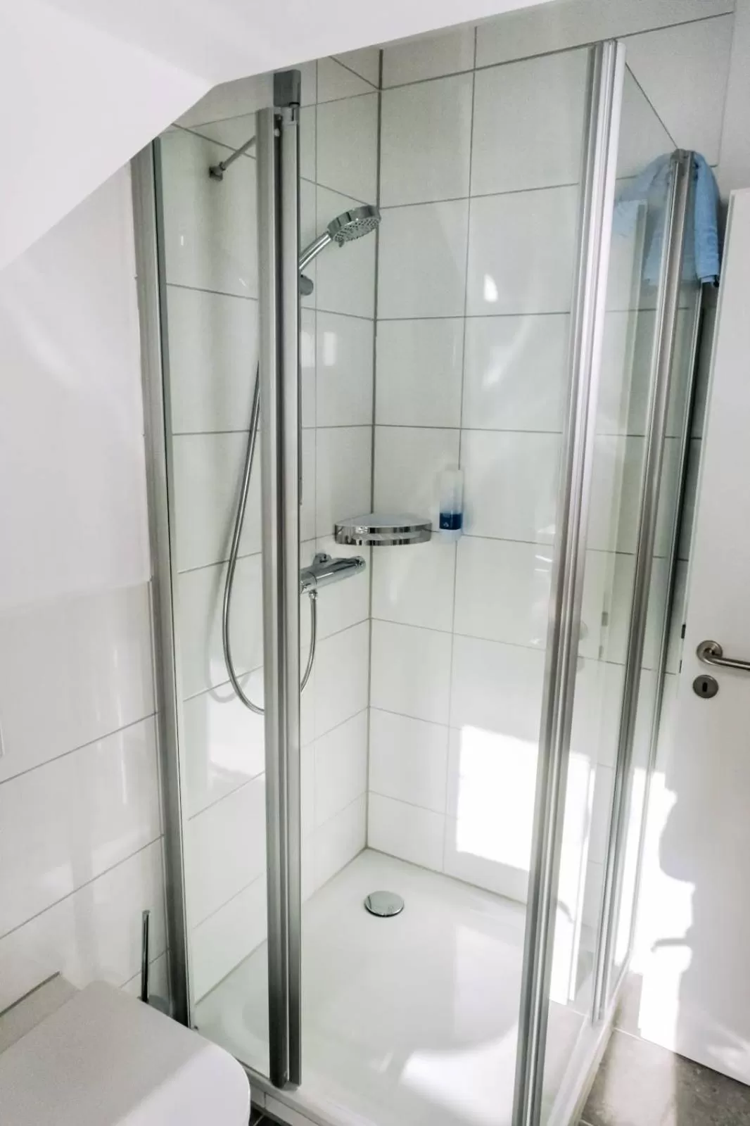 Shower, Bathroom in Galeriehotel Maribondo