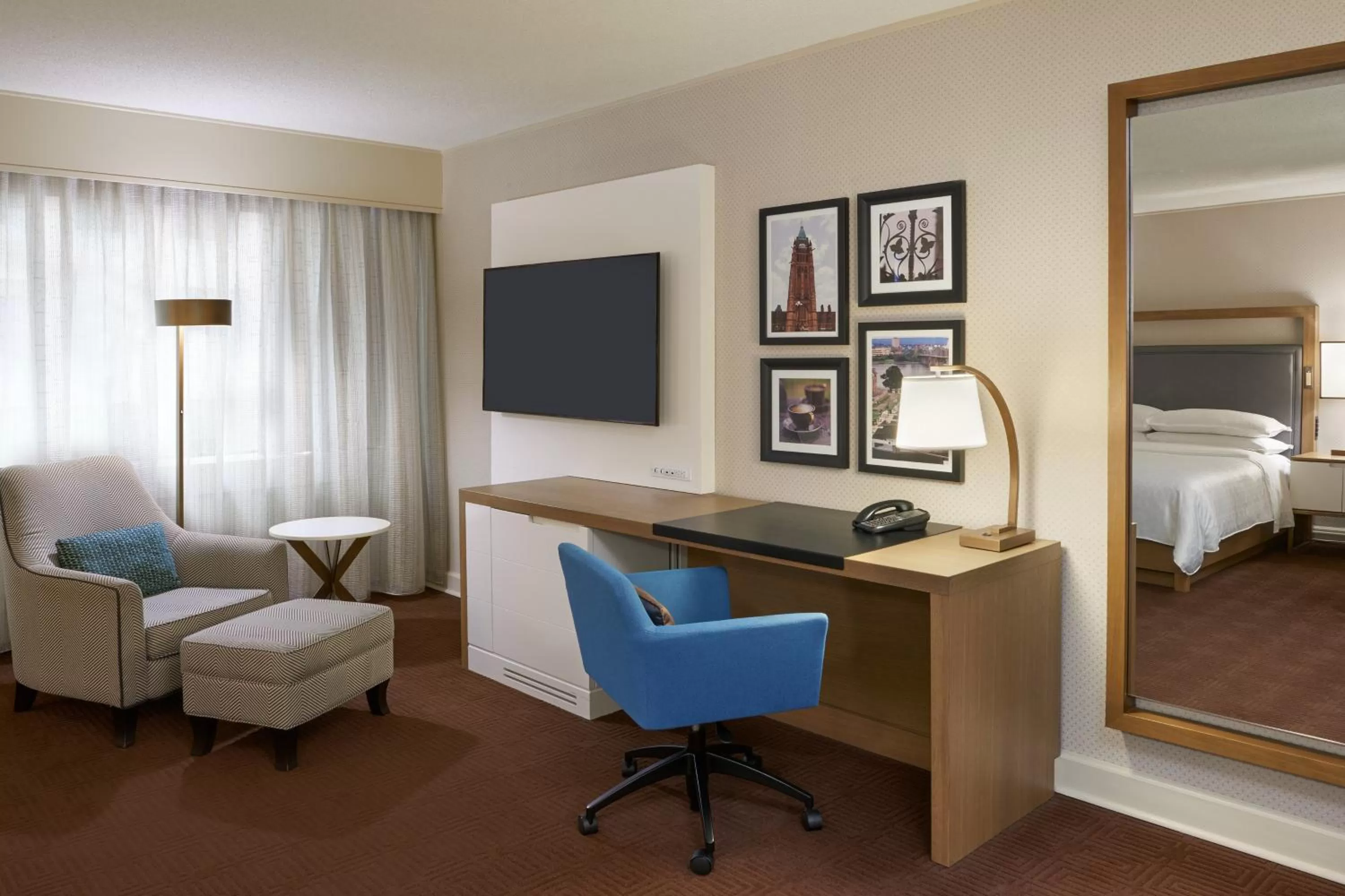 Photo of the whole room, Bed in Sheraton Ottawa Hotel