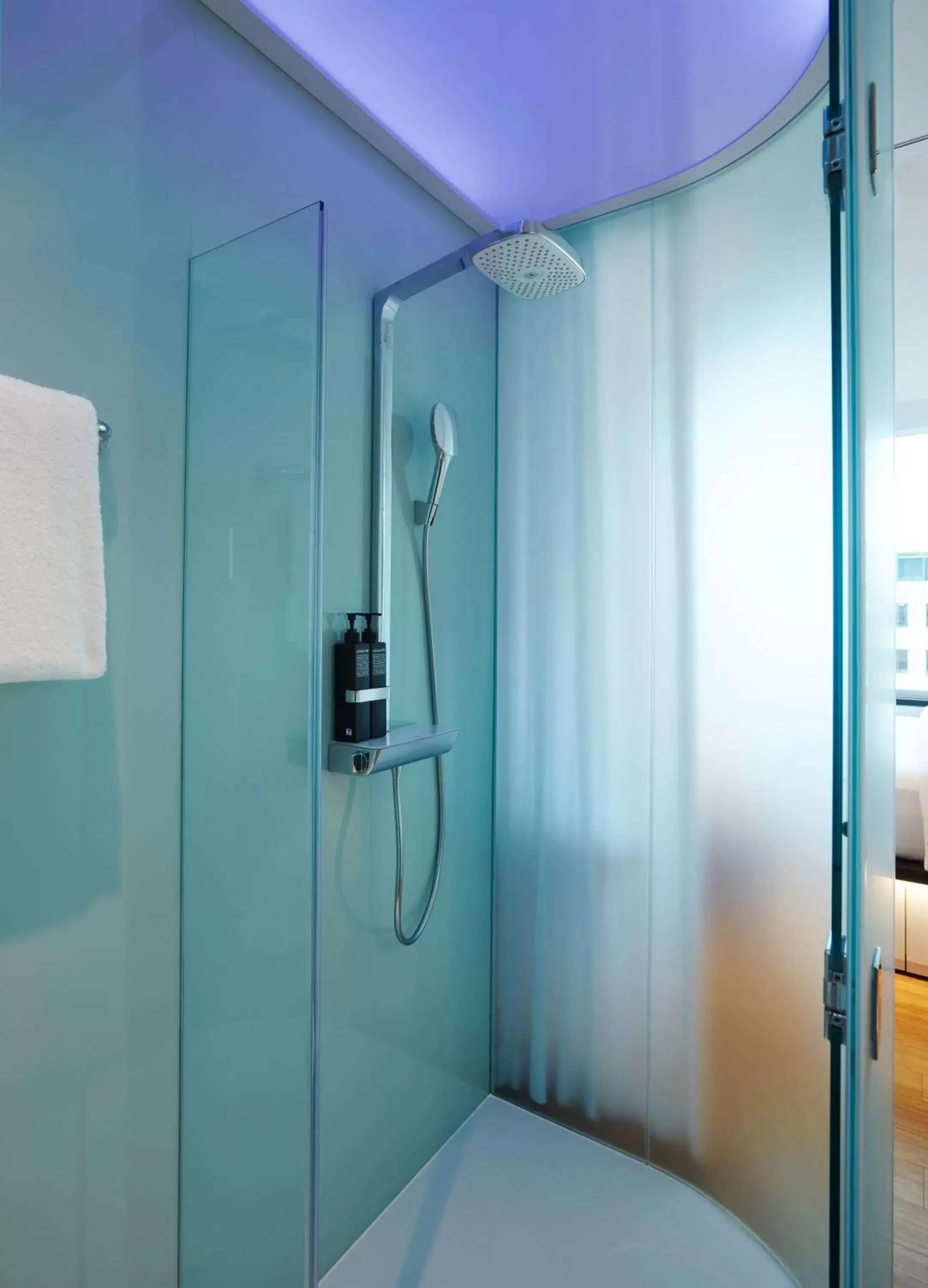 King Room - single occupancy in citizenM Tower of London King Room - single occupancy in citizenM Tower of London