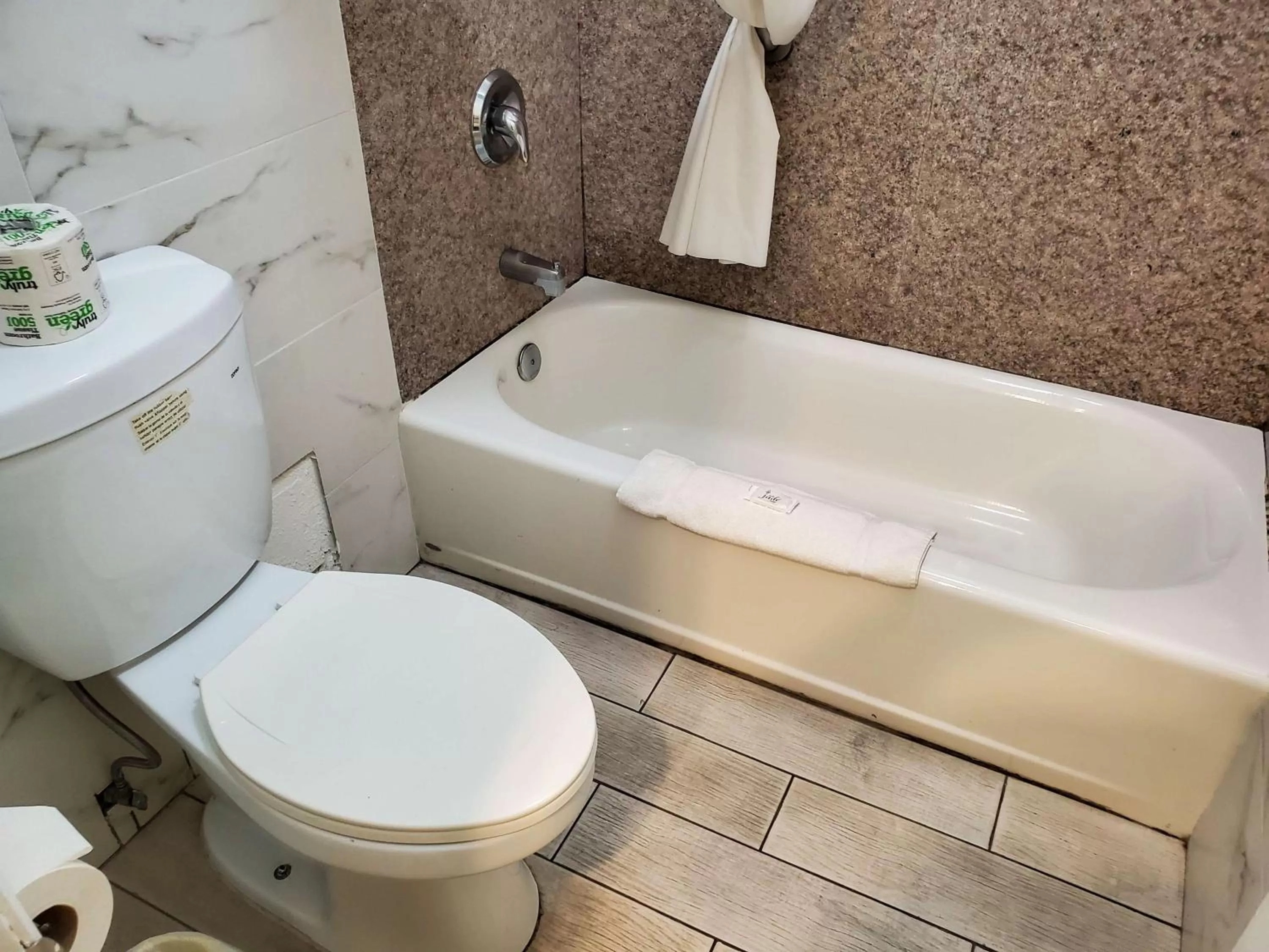 Photo of the whole room in Studio 6-National City, CA - Naval Base San Diego