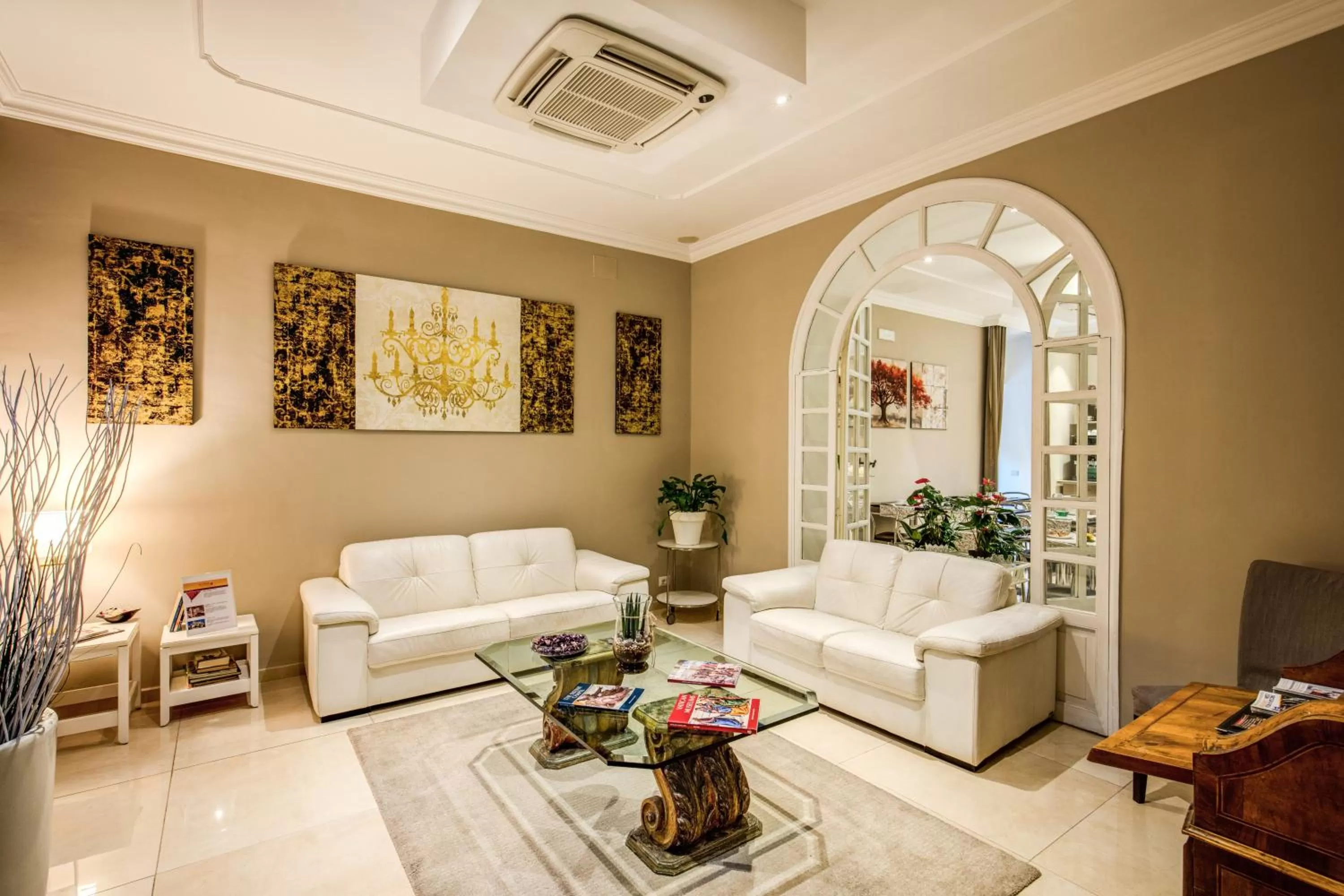 Communal lounge/ TV room in Rome Garden Hotel