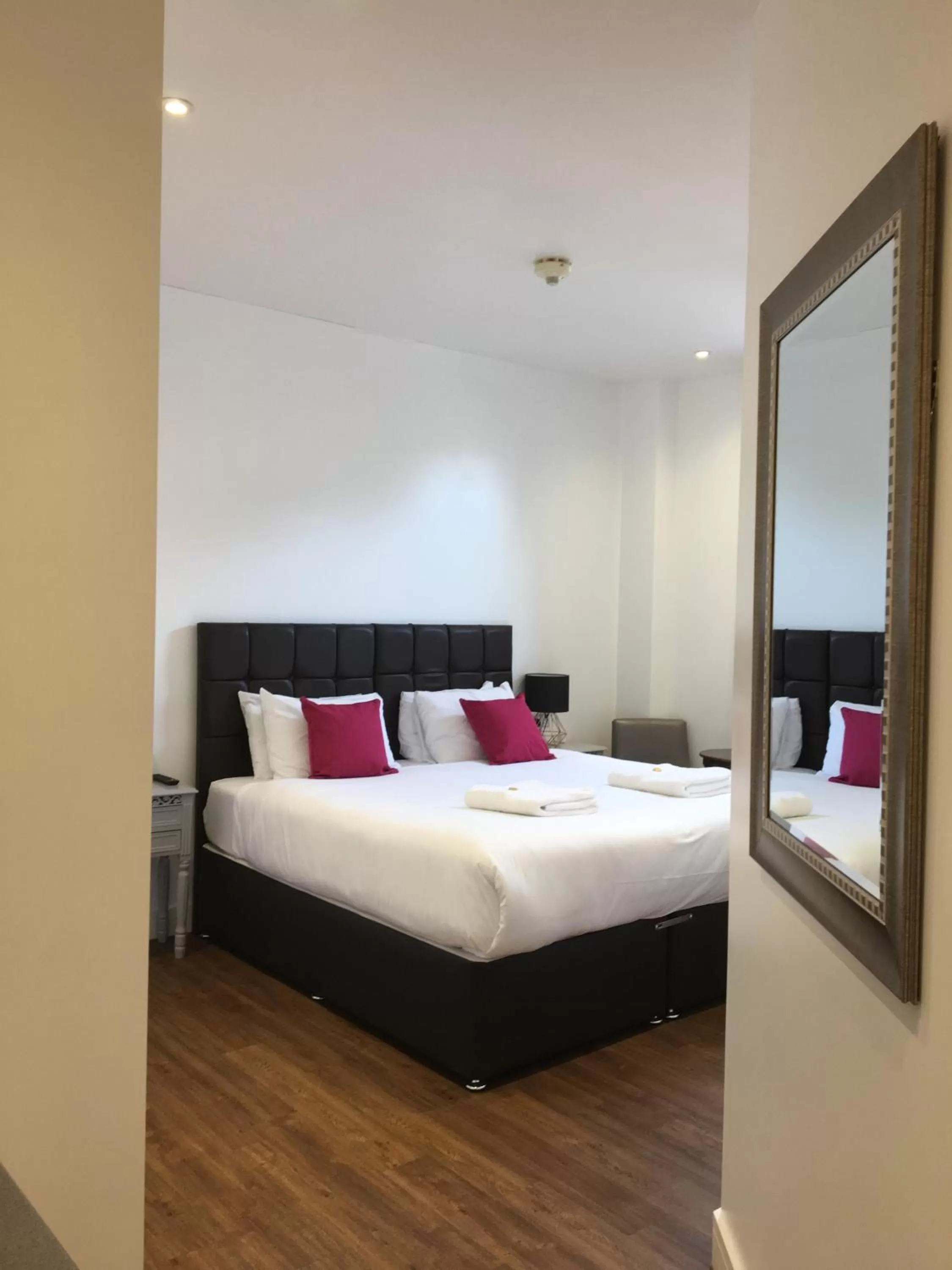 Bedroom, Bed in Kings Hotel