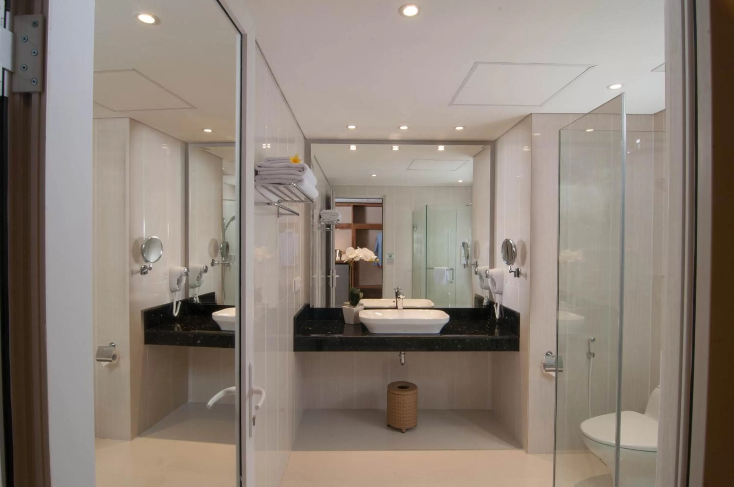 Shower in Sulis Beach Hotel & Spa