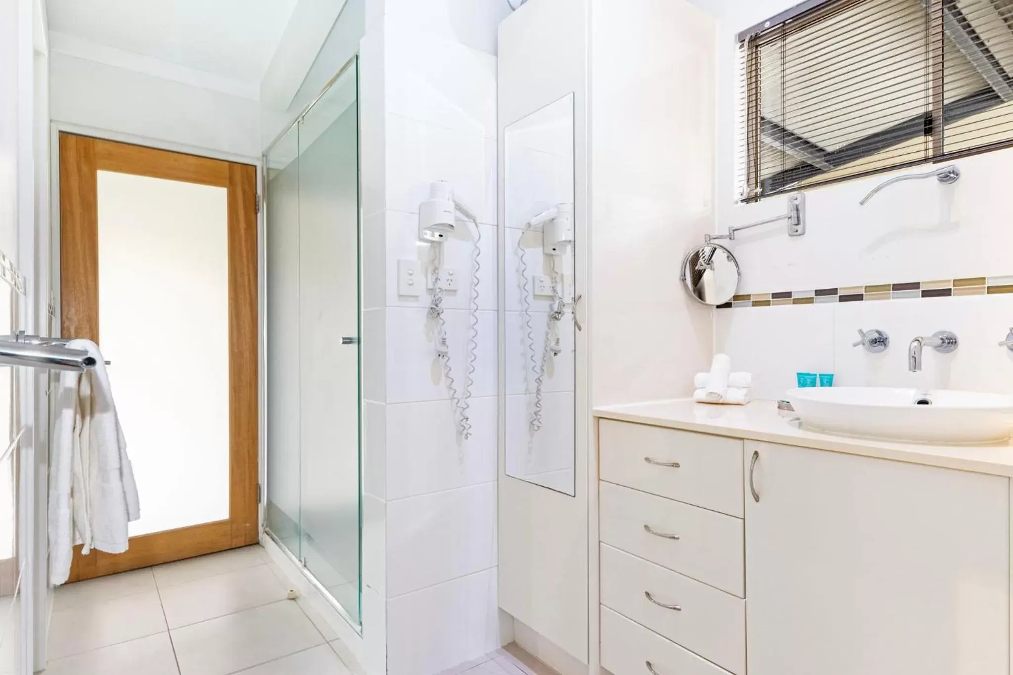 Queen 1 Bed 1 Bath Cottage in Bay Village Dunsborough Queen 1 Bed 1 Bath Cottage in Bay Village Dunsborough