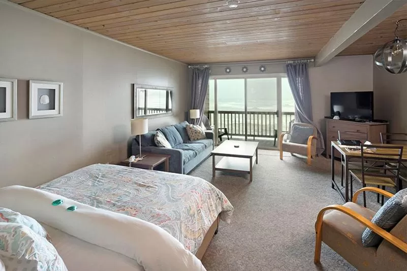 Bed in Lanai at the Cove