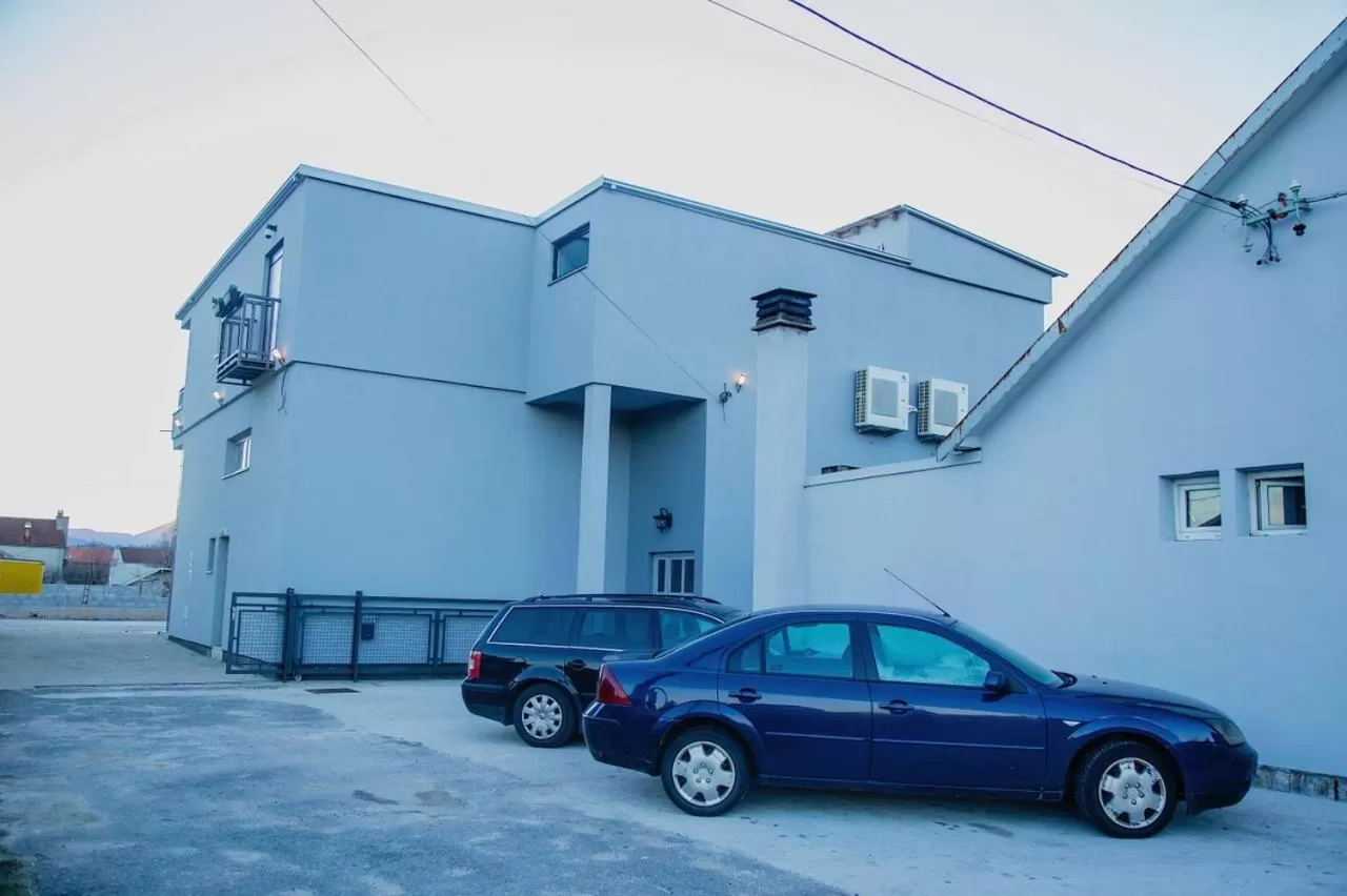 Property building in Mark's Palace