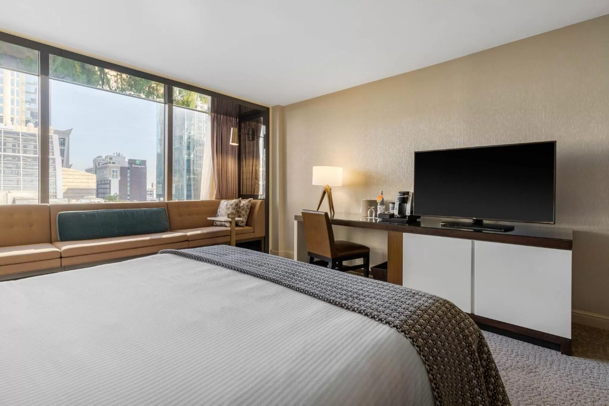 Photo of the whole room, Bed in Omni Charlotte Hotel