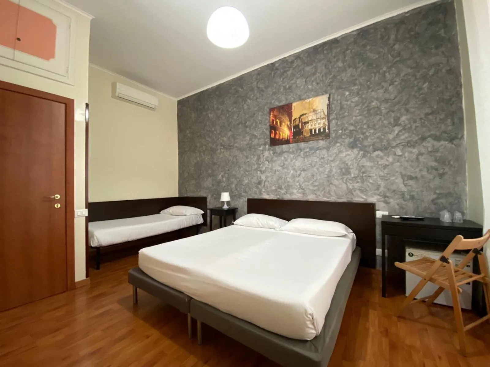 Photo of the whole room, Bed in The Place In Rome Guest House
