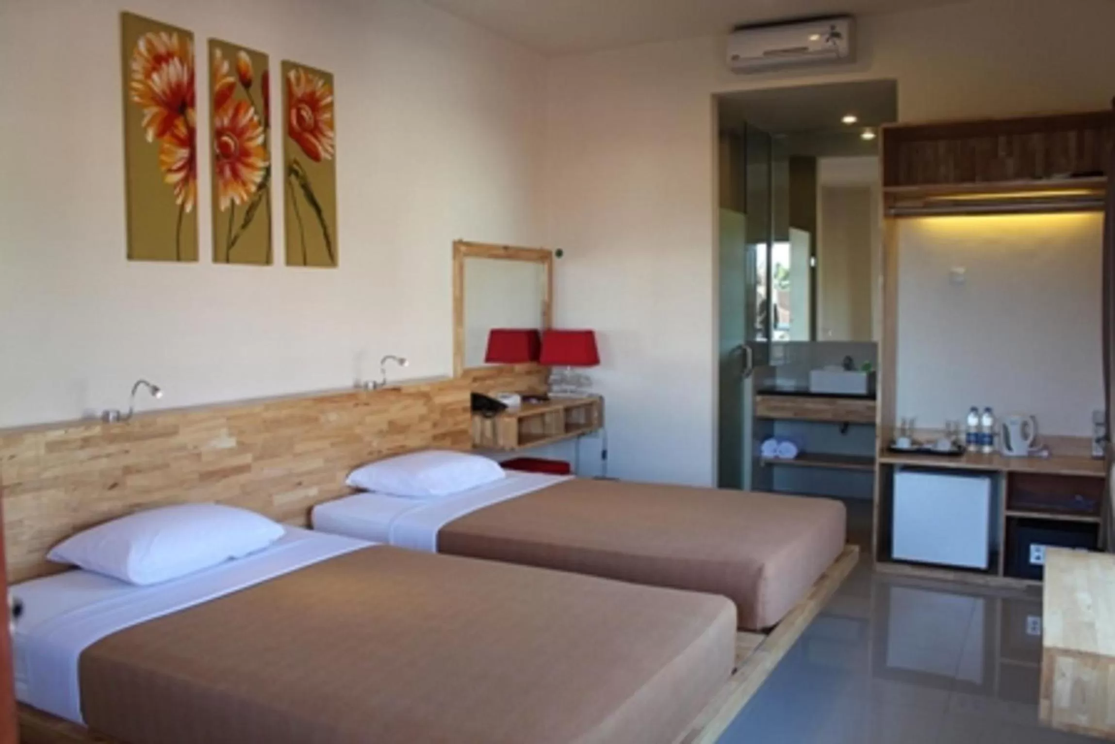 Photo of the whole room, Bed in Hotel Karthi Kuta