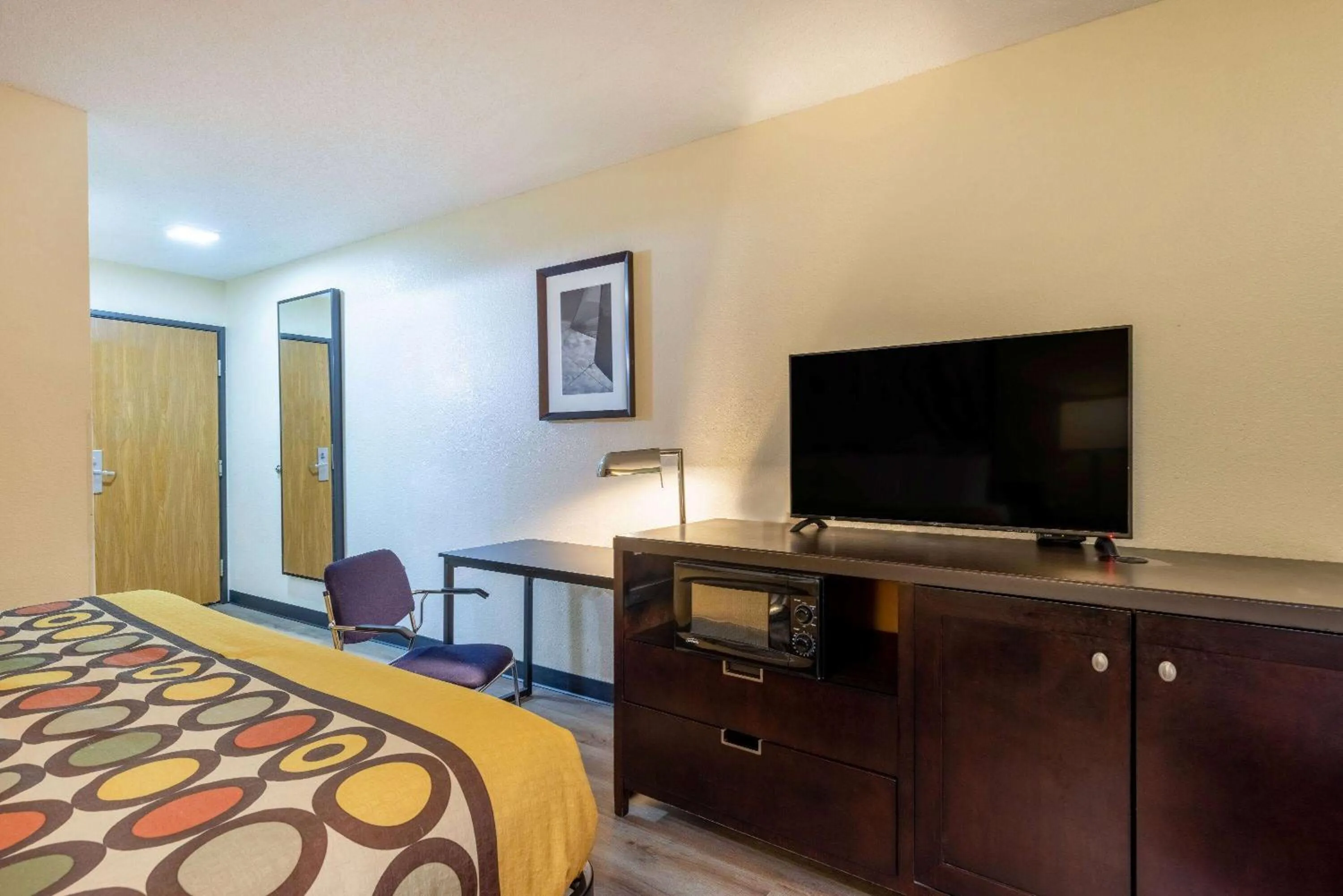 Photo of the whole room, Bed in Super 8 by Wyndham El Dorado
