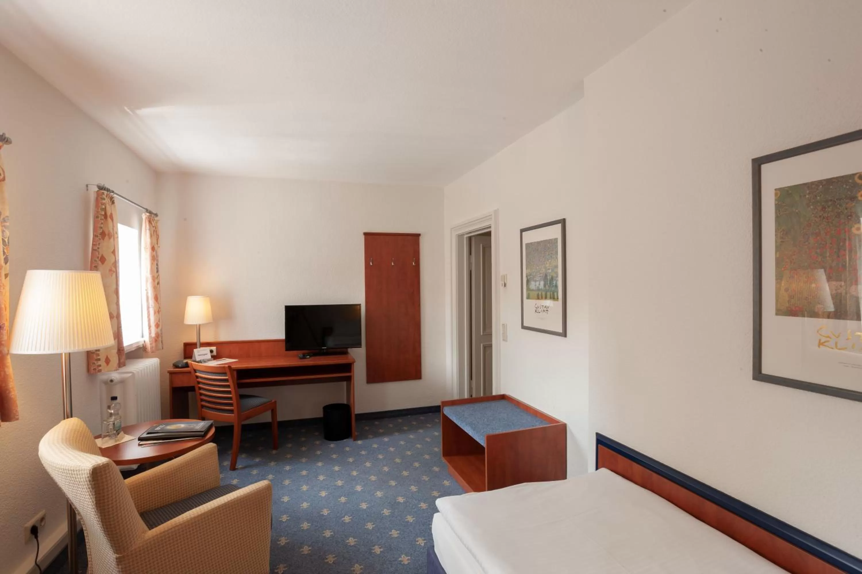 Seating area, Bed in Hotel am See