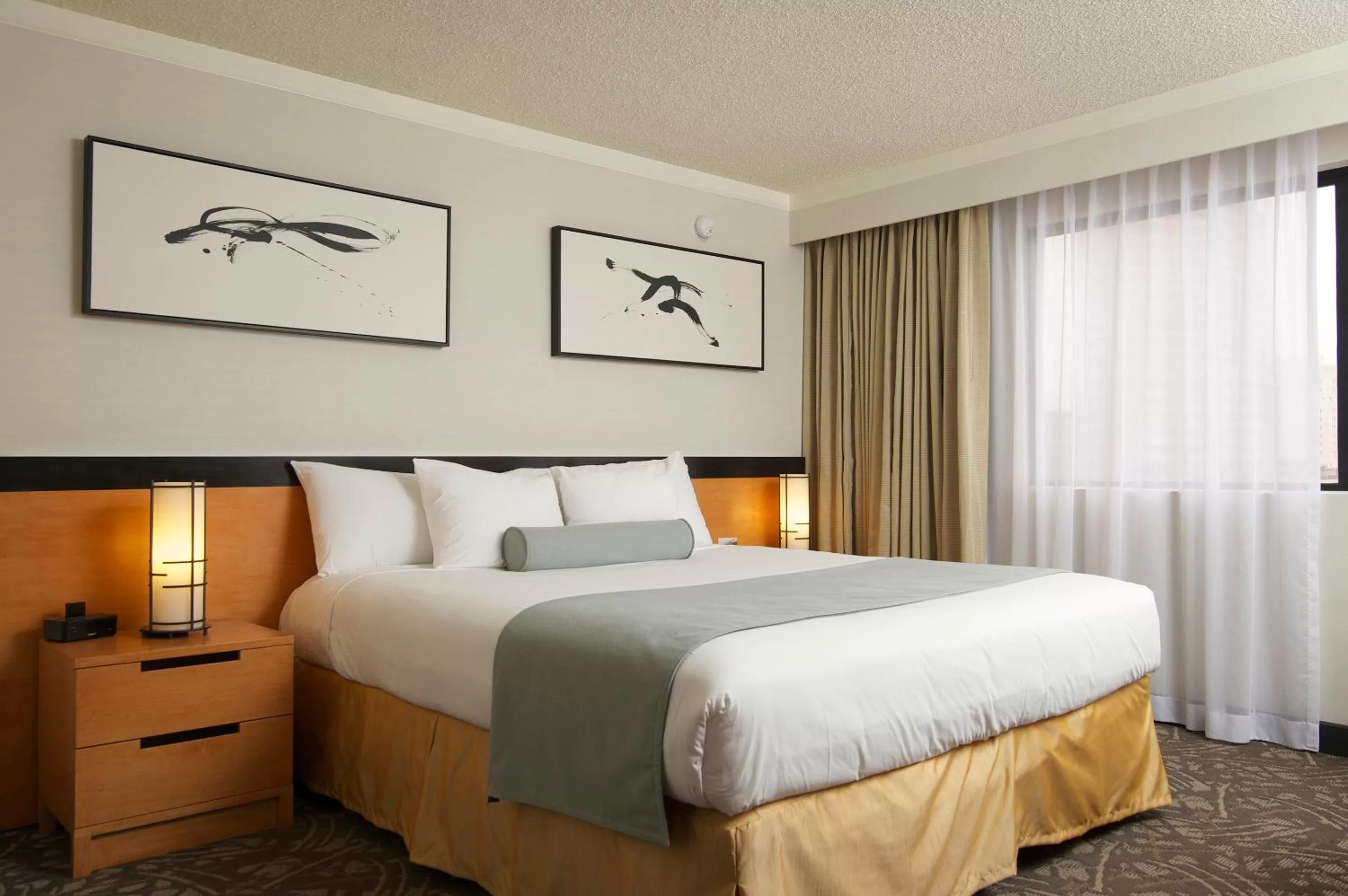 Bed in Miyako Hotel Los Angeles