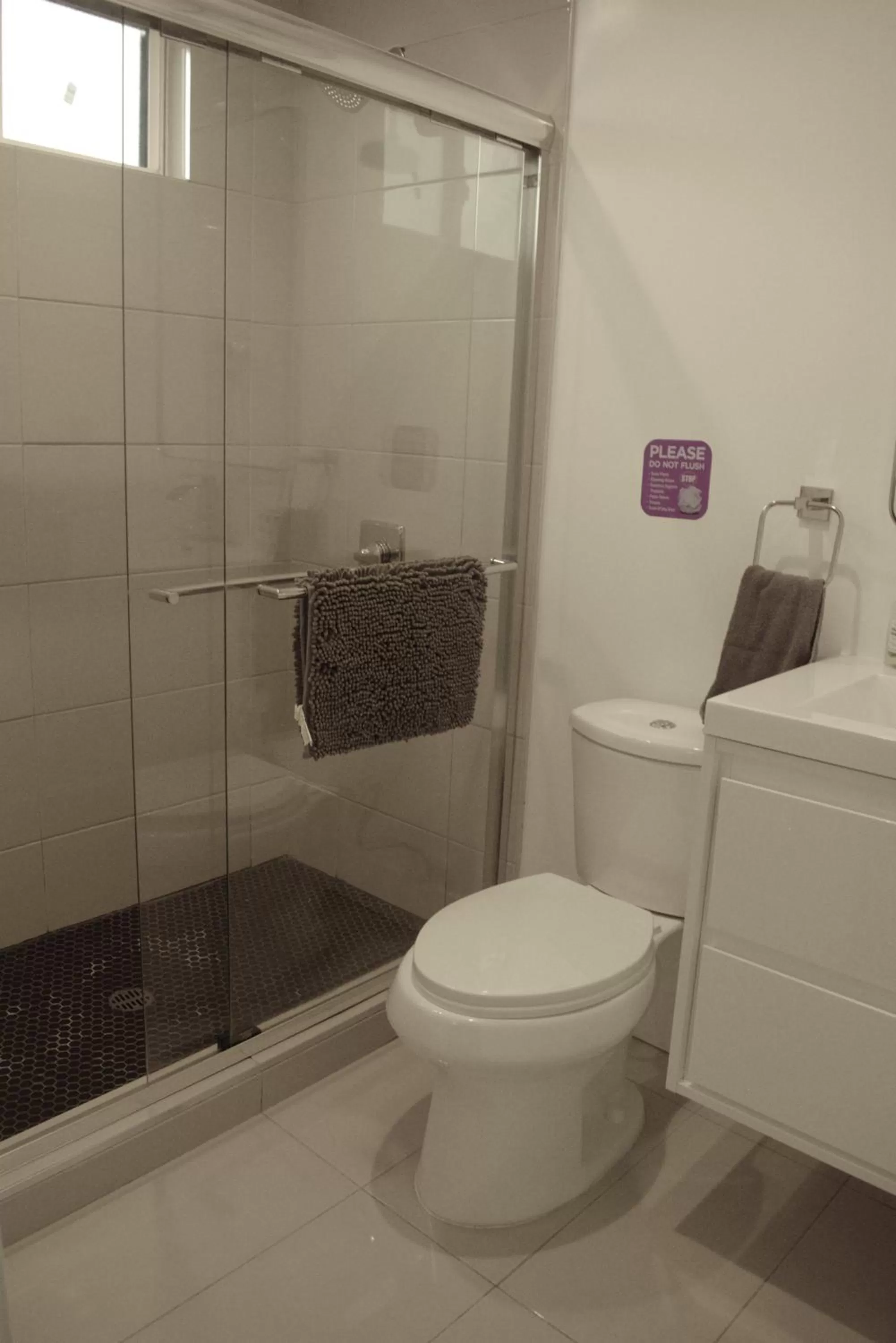 Bathroom in R&R Suites