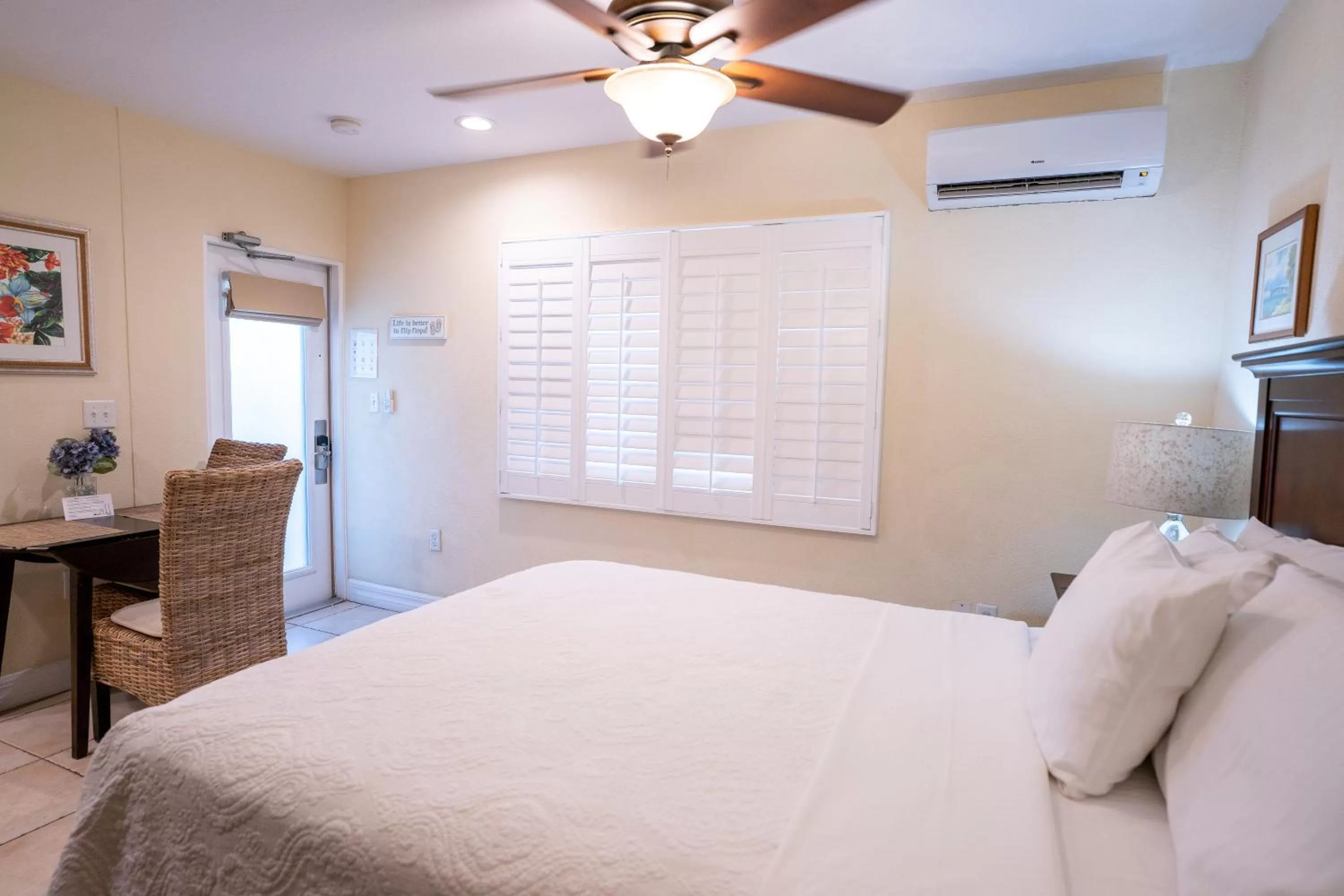 Bed in The Capri at Siesta