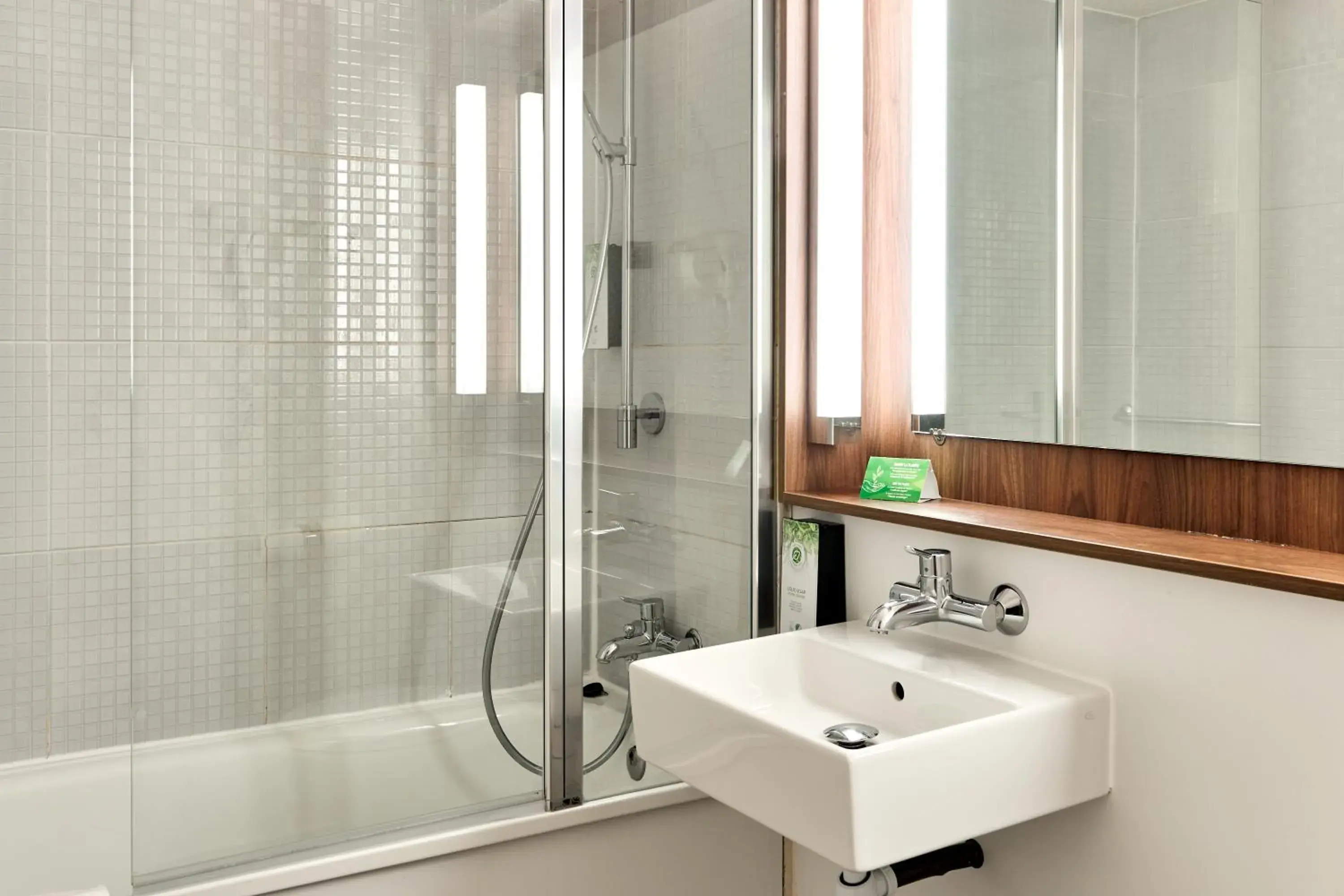 Standard Room - 1 Queen Bed in Campanile Villennes-Sur-Seine - Poissy - Hôtel rénové en 2024 Standard Room - 1 Queen Bed in Campanile Villennes-Sur-Seine - Poissy - Hôtel rénové en 2024