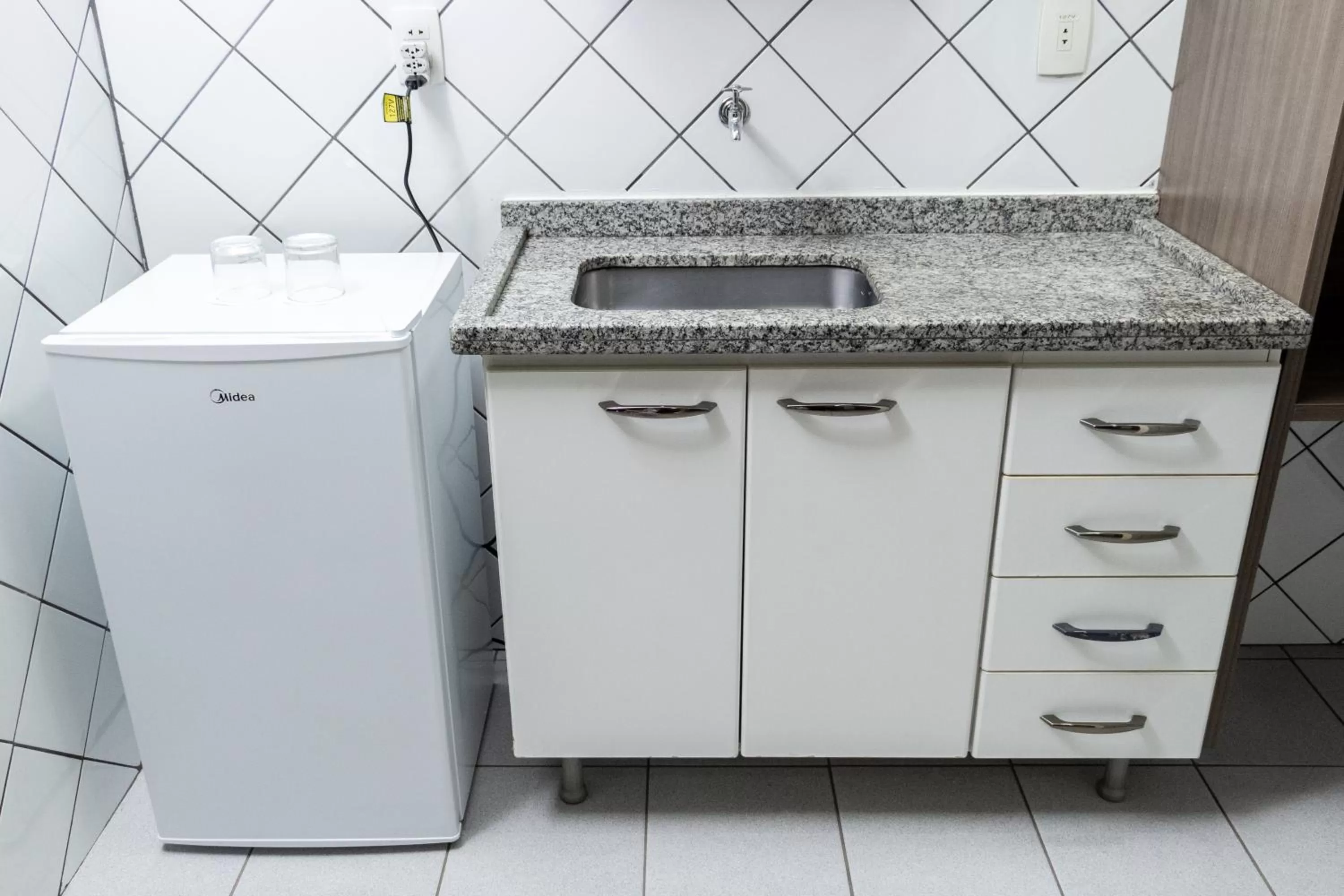 Kitchen/Kitchenette in Astor Hotel