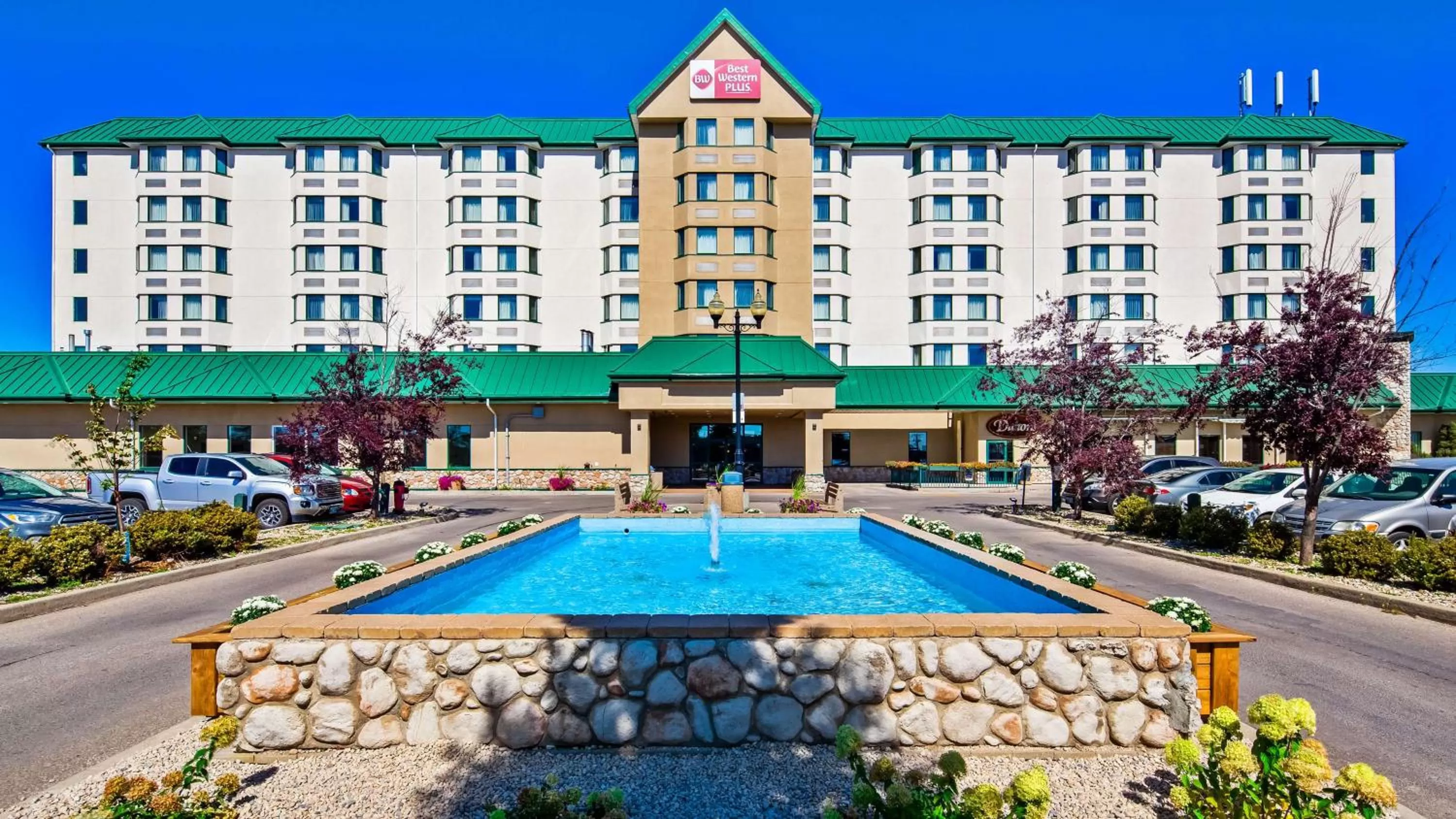 Property building in Best Western Plus Winnipeg Airport Hotel