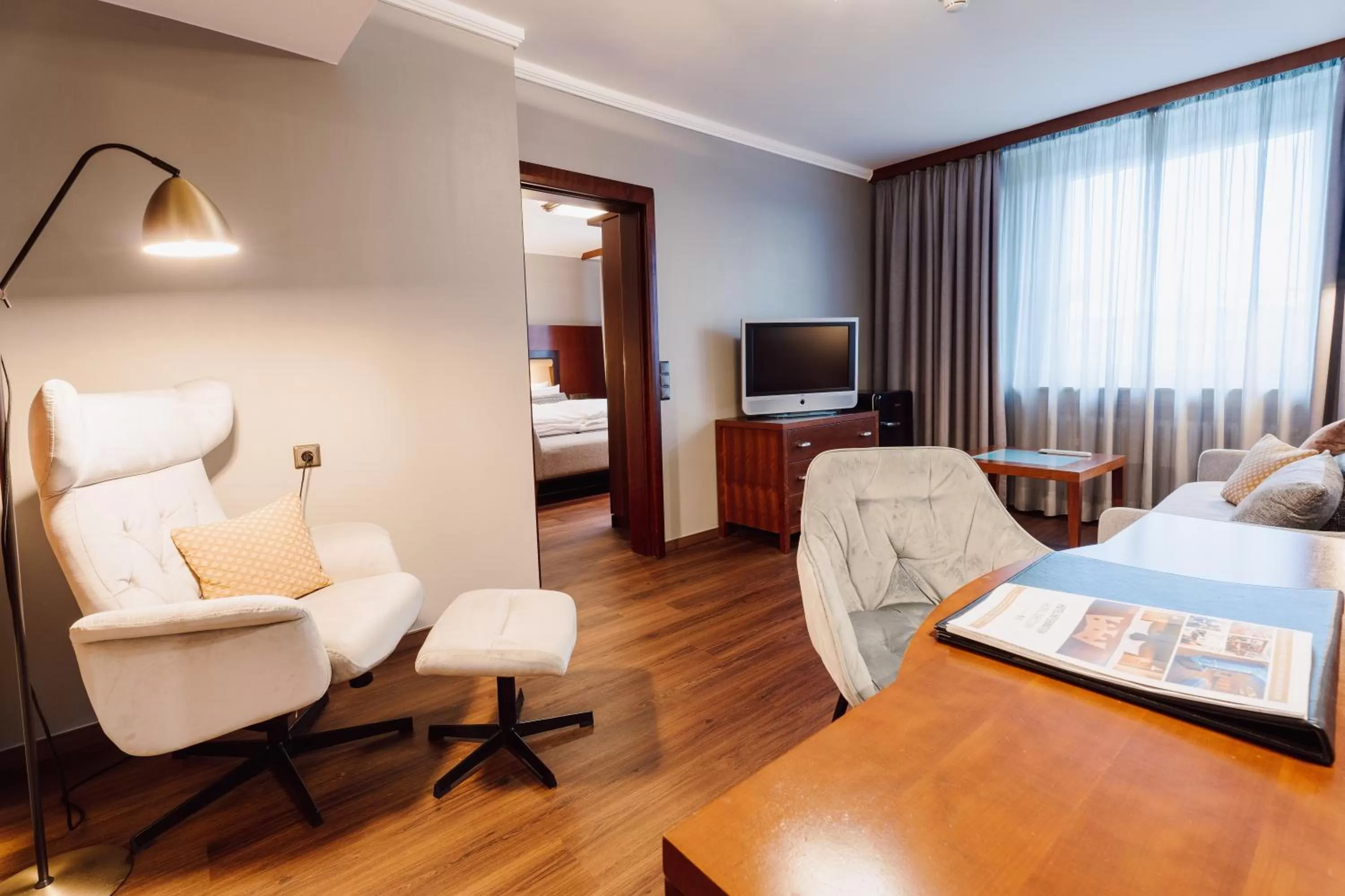 Living room, Bed in Hotel Kaiserhof