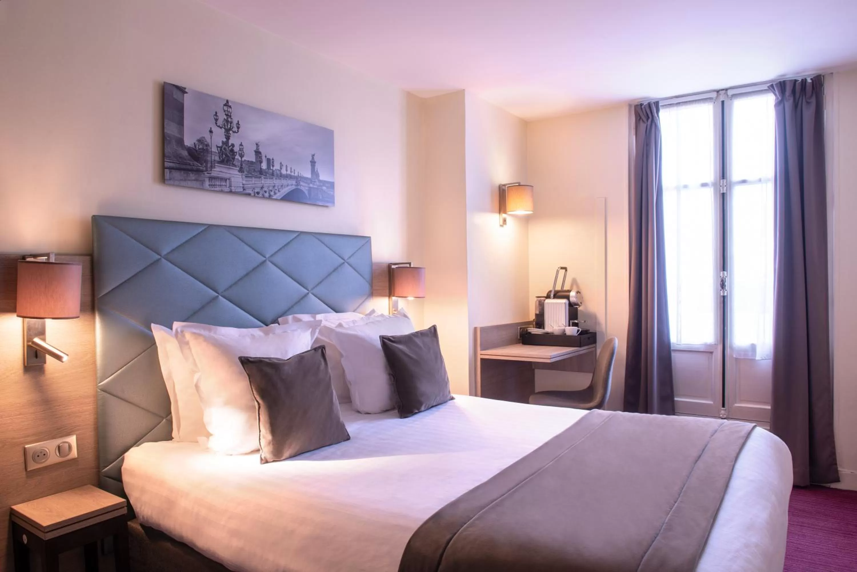 Coffee/tea facilities, Bed in Hôtel Aston Paris