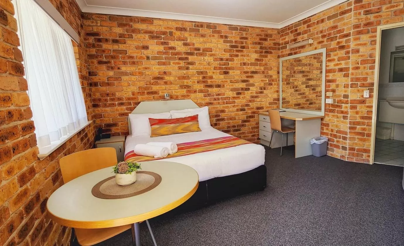 Bed in Golf Club Motor Inn Wingham