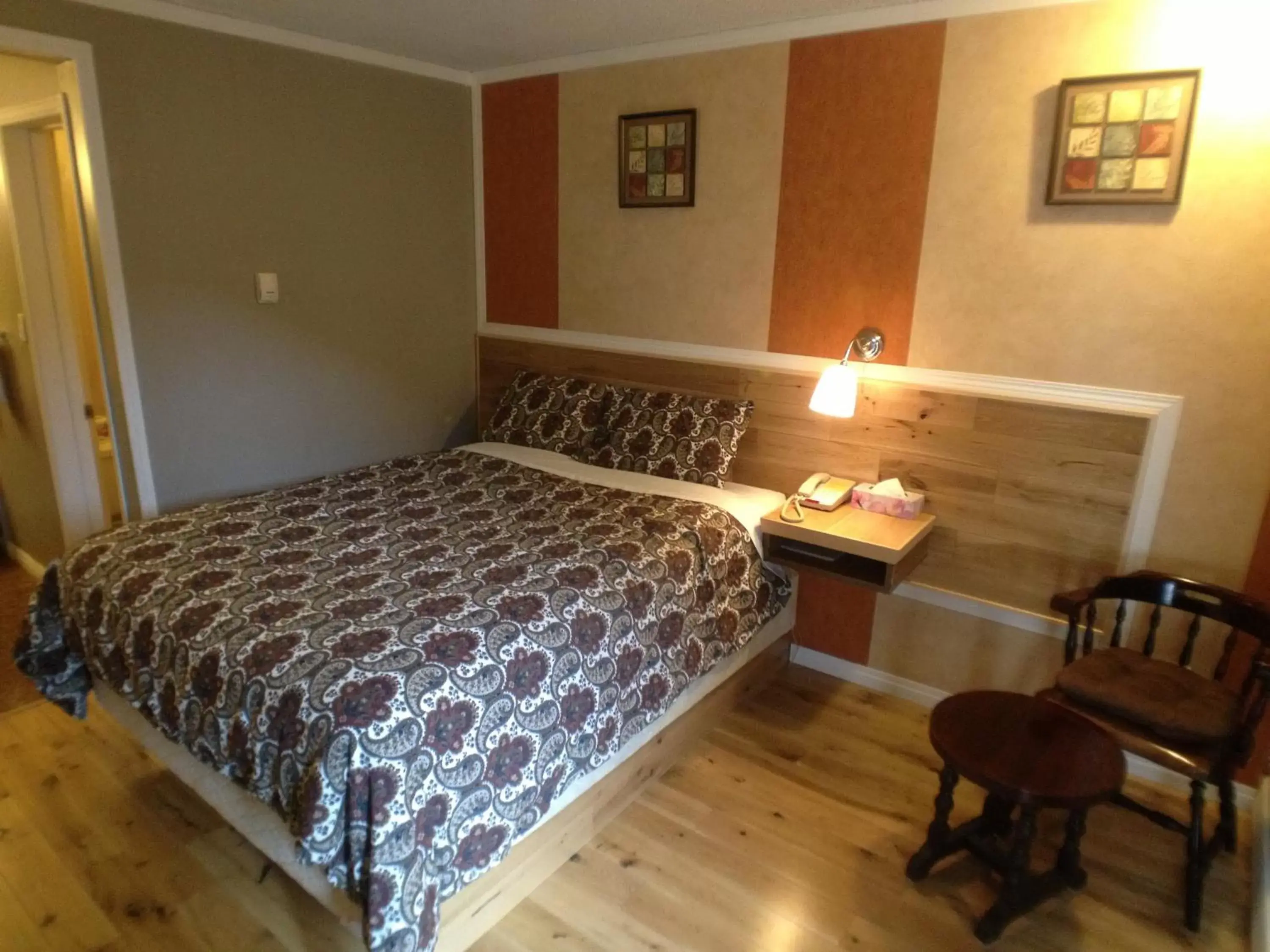 Queen Room in Galaxy Motel Queen Room in Galaxy Motel