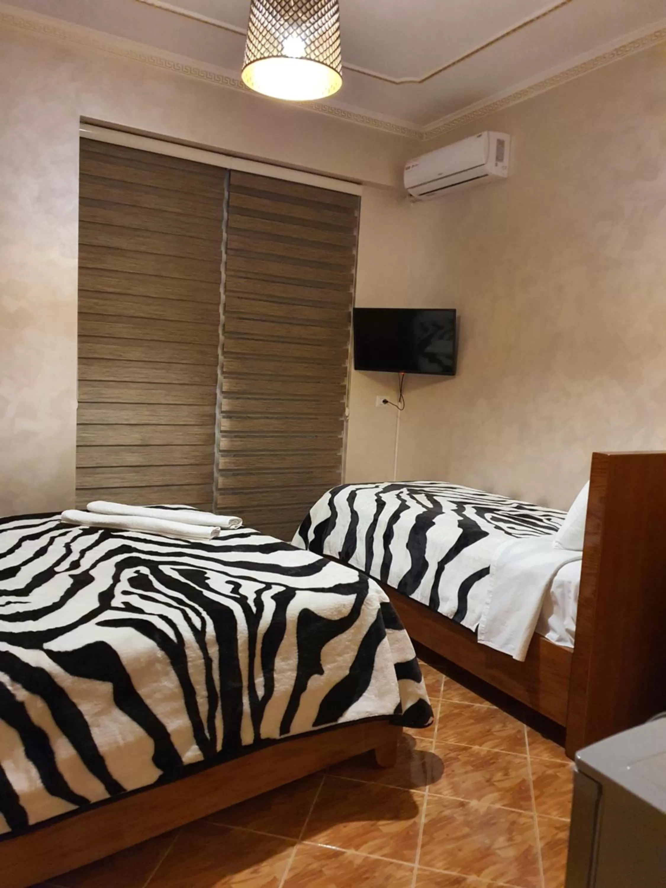 Bed in Kompleksi GJONI