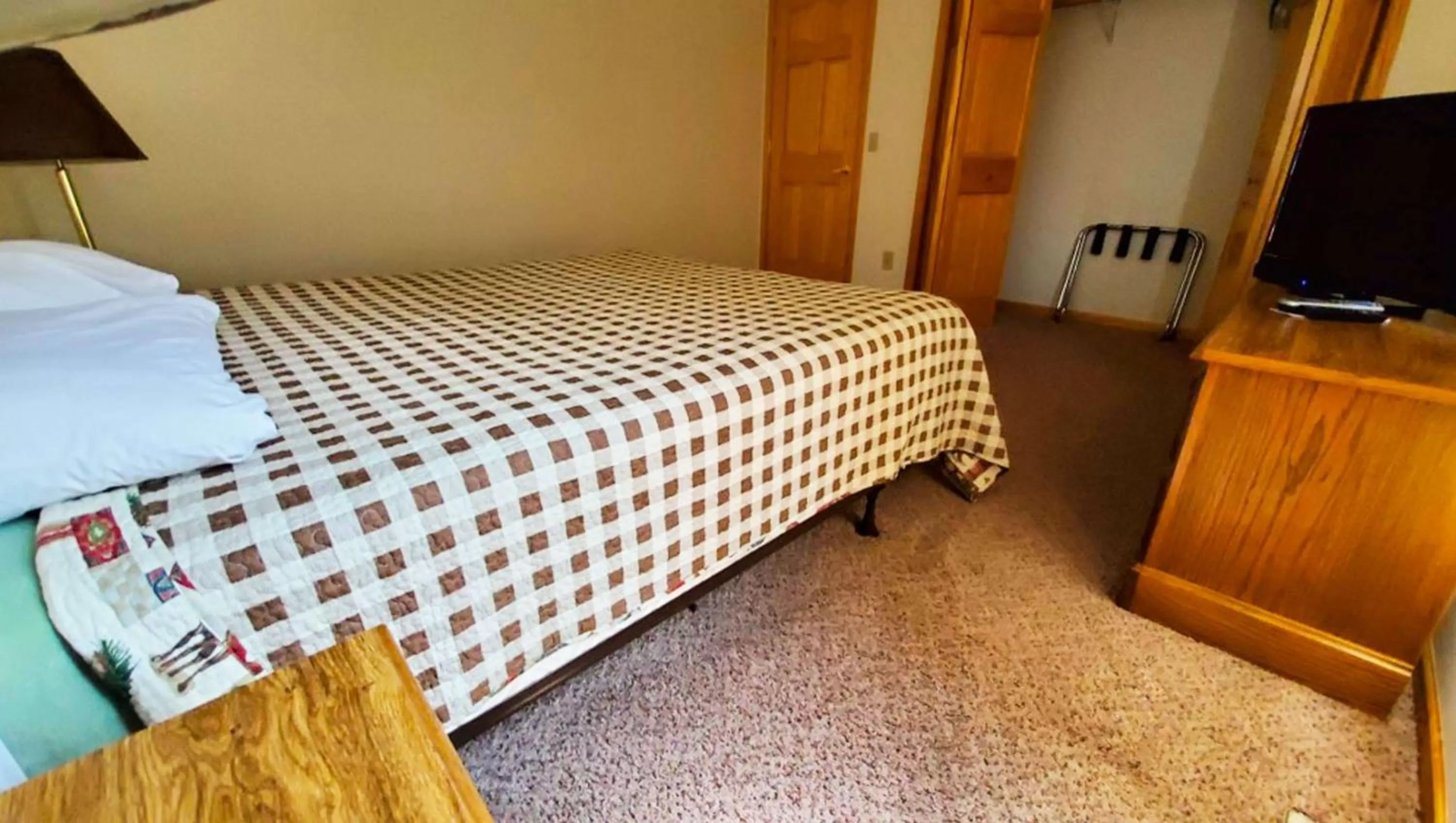 Photo of the whole room, Bed in Jasper Ridge Inn Ishpeming
