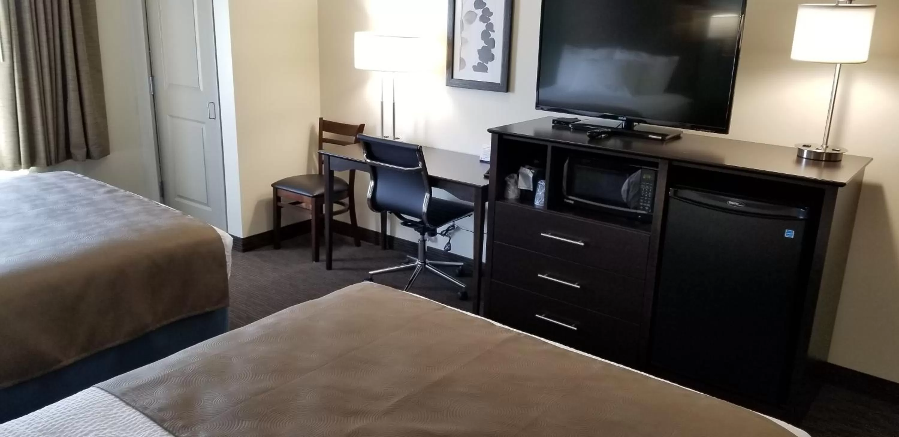 TV and multimedia, Bed in AmericInn by Wyndham Sioux Falls North