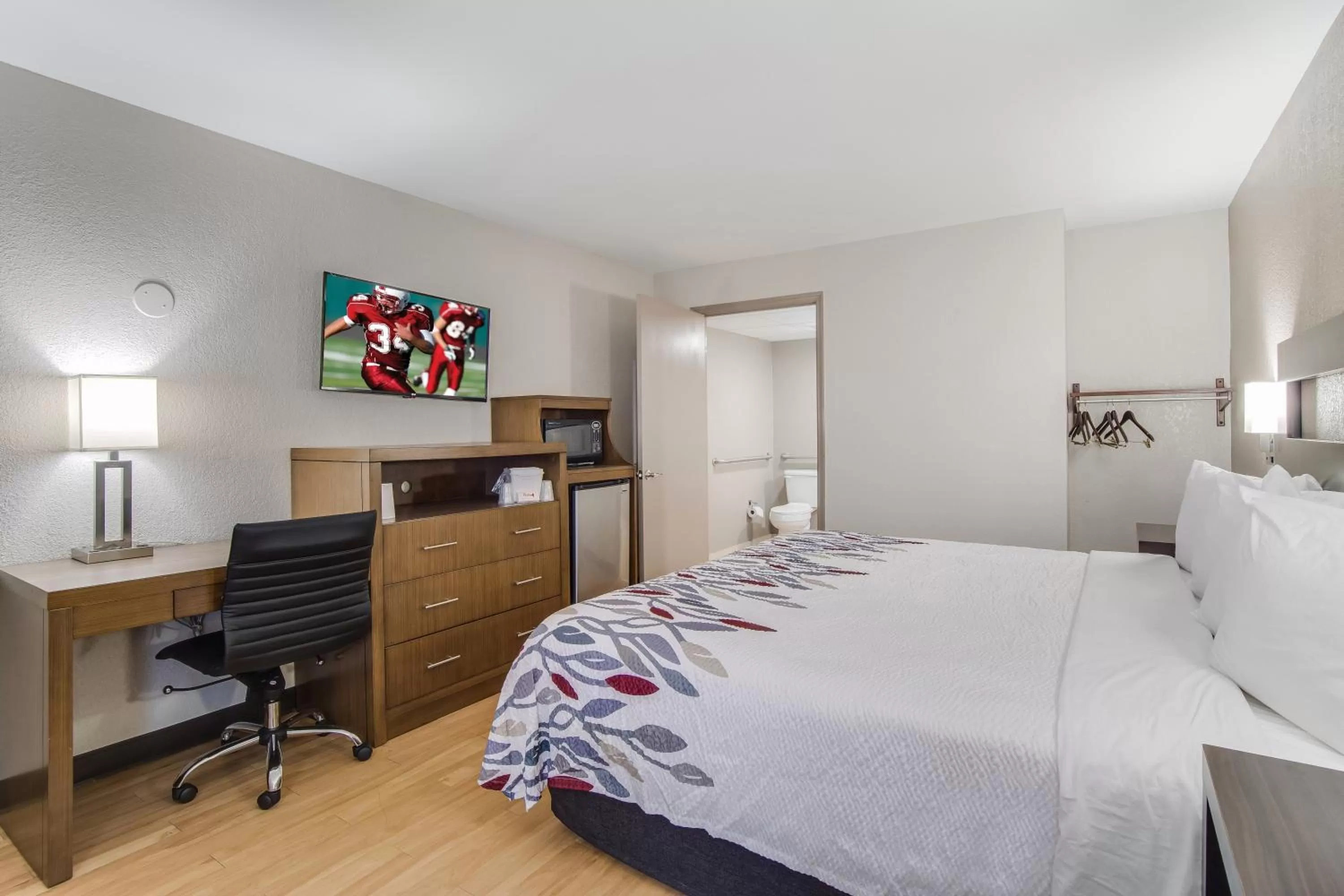 Bedroom, Bed in Red Roof Inn St George, SC