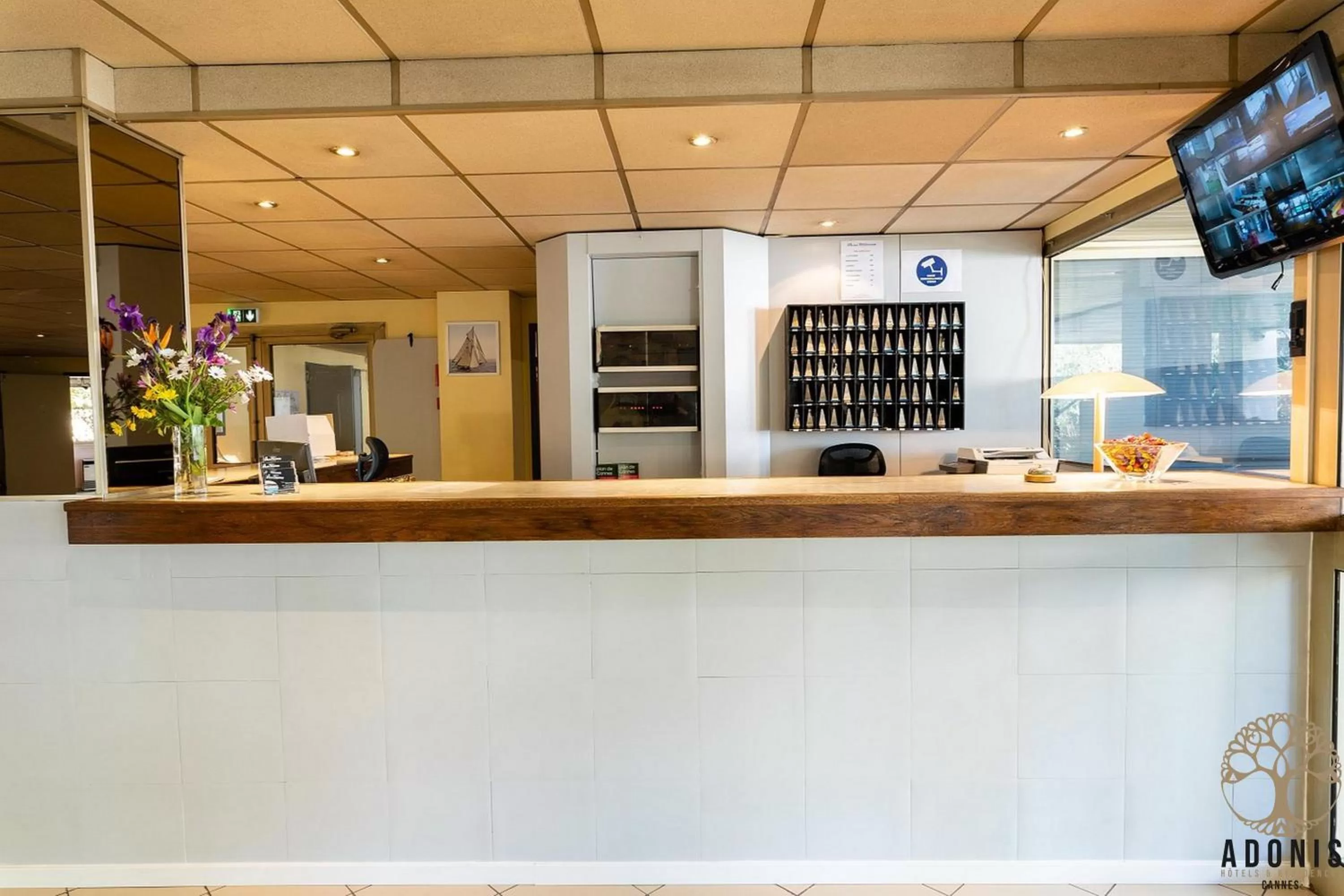 Lobby or reception in Adonis Cannes - Hôtel Thomas