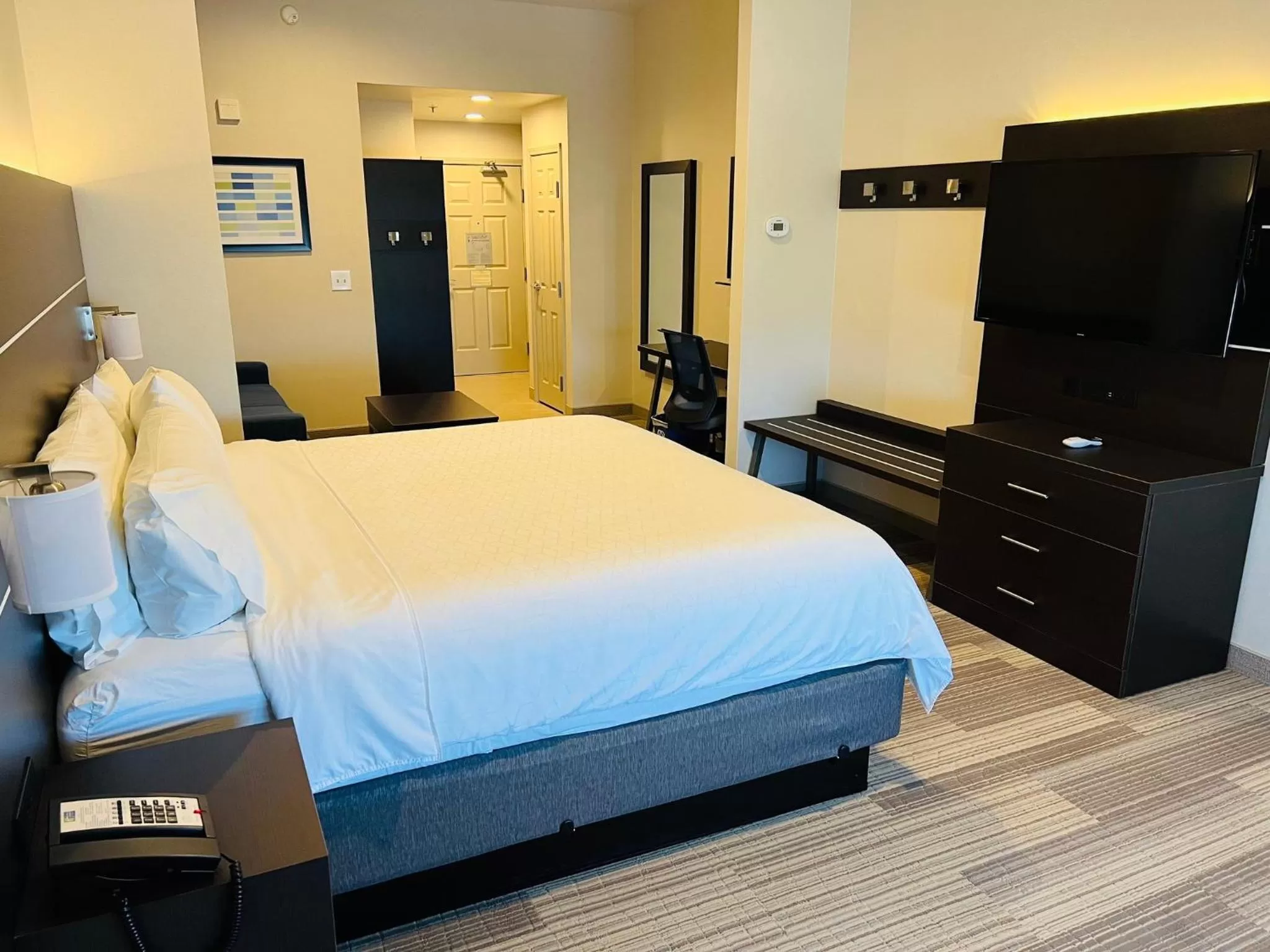 Photo of the whole room, Bed in Holiday Inn Express & Suites Salinas by IHG