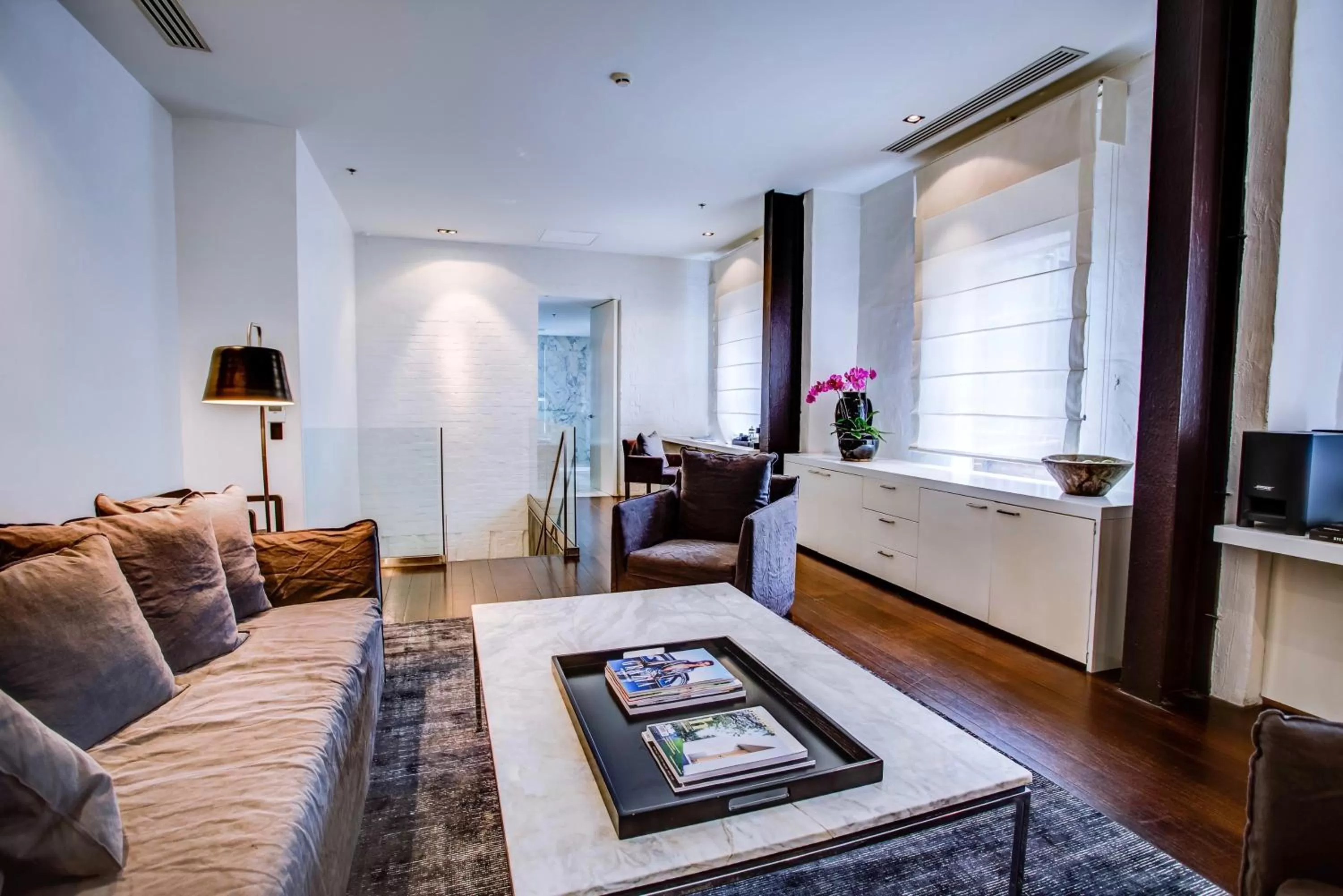 Seating area, Bed in Establishment Hotel