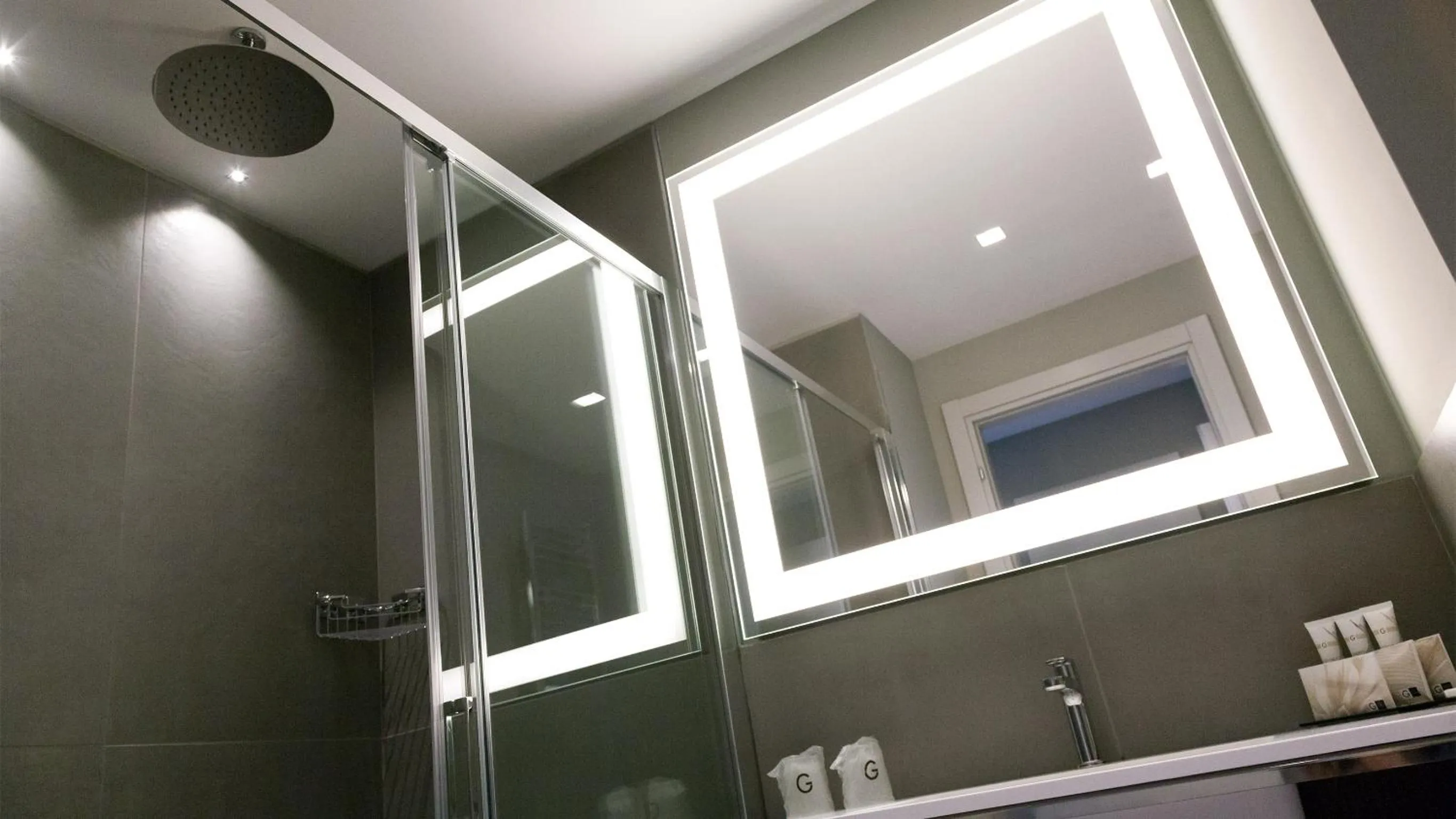 Shower in G Hotel Pescara