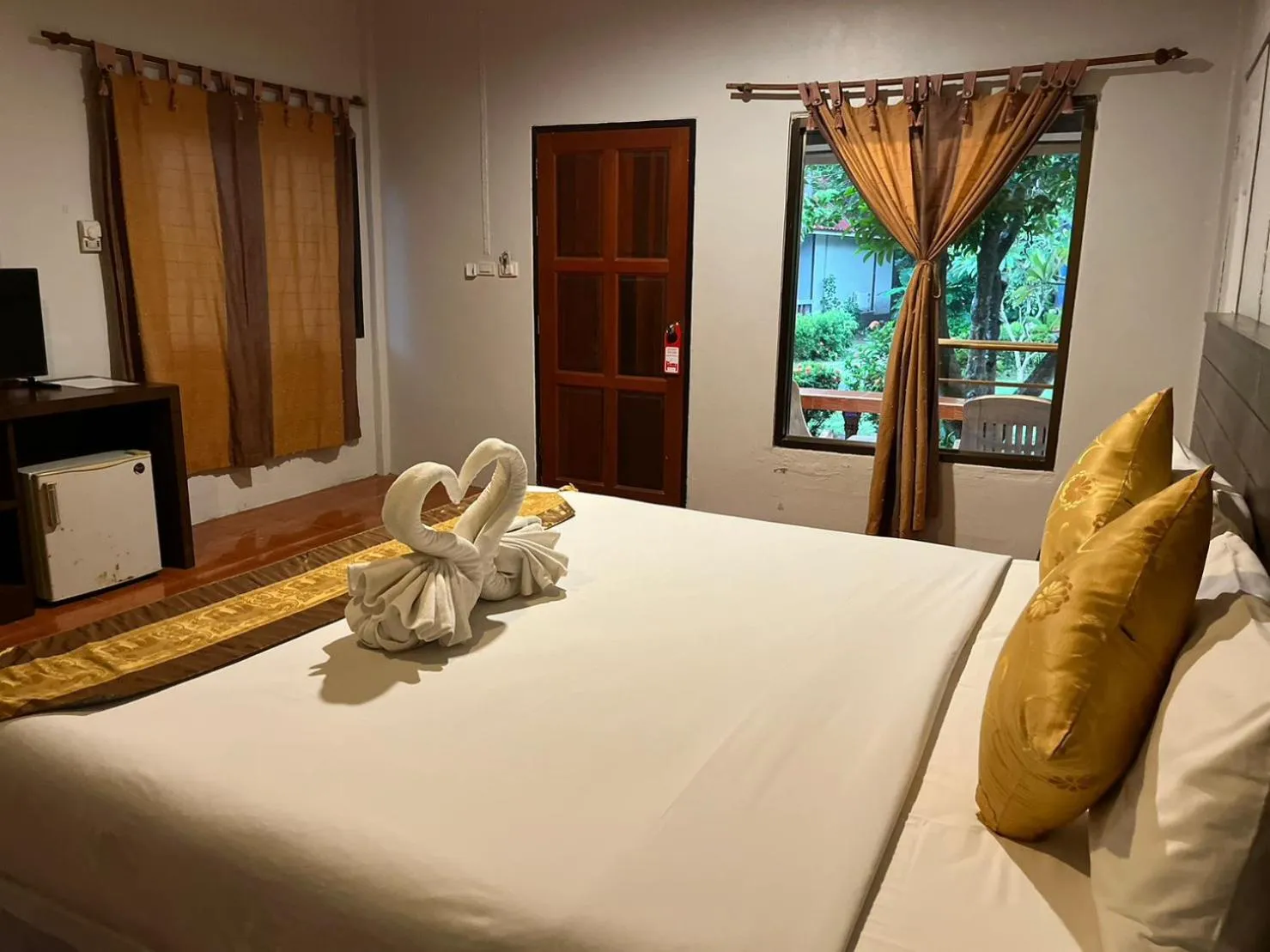 Bedroom, Bed in Lanta Nice Beach Resort - SHA Extra Plus