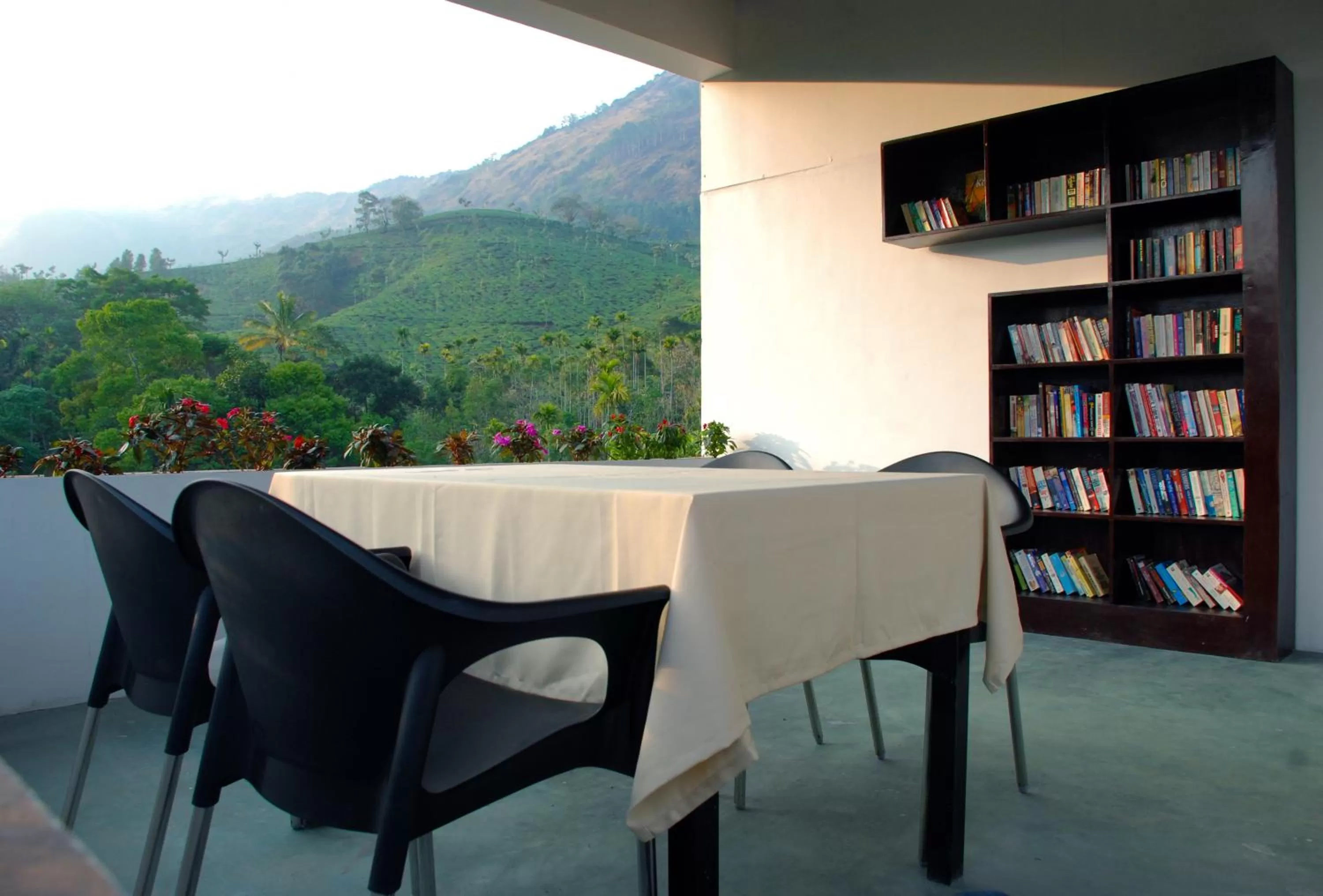 Day, Library in Gruenberg Tea Plantation Haus