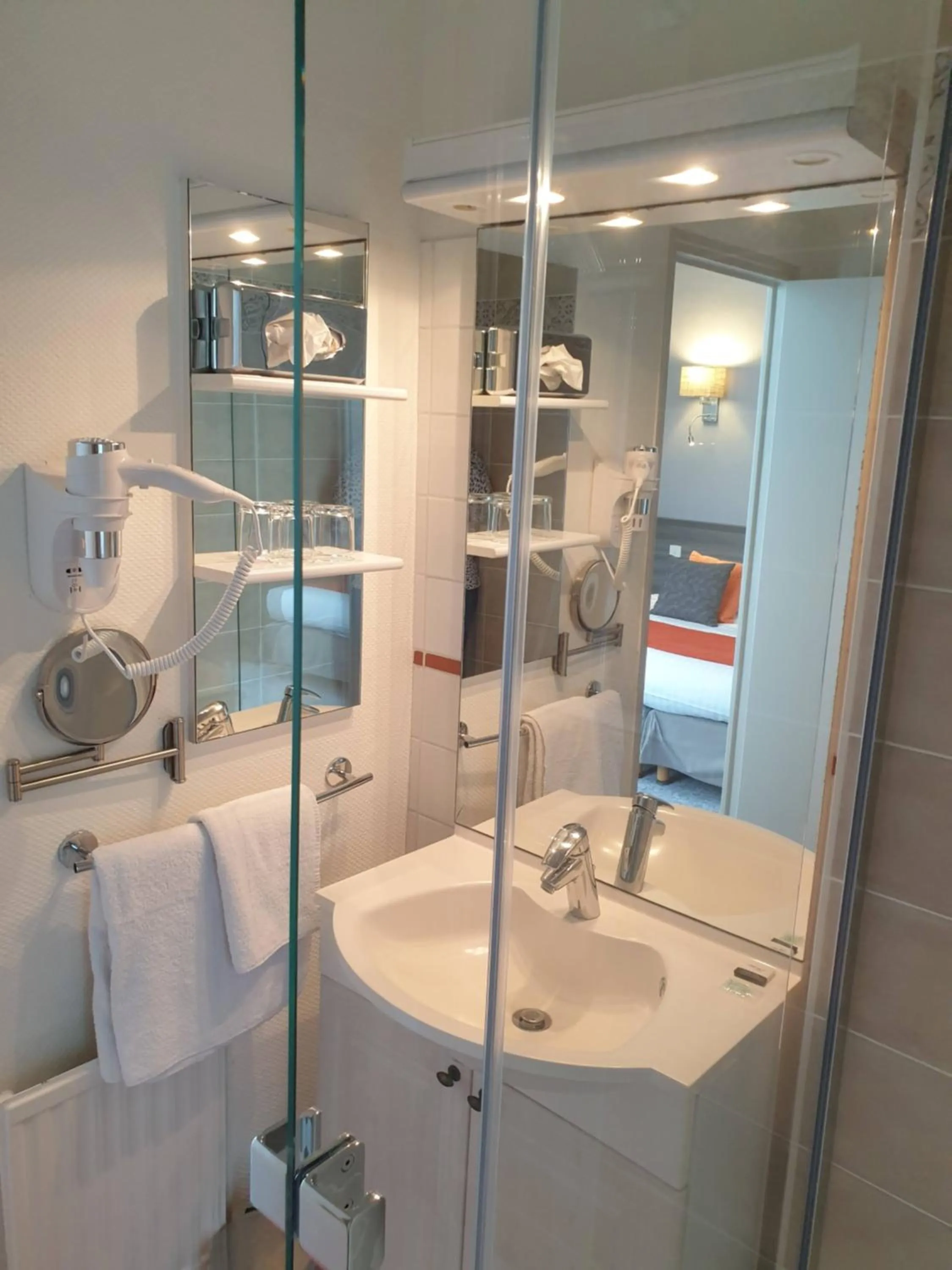 Bathroom in Hôtel Le Rohan Charme et Caractère