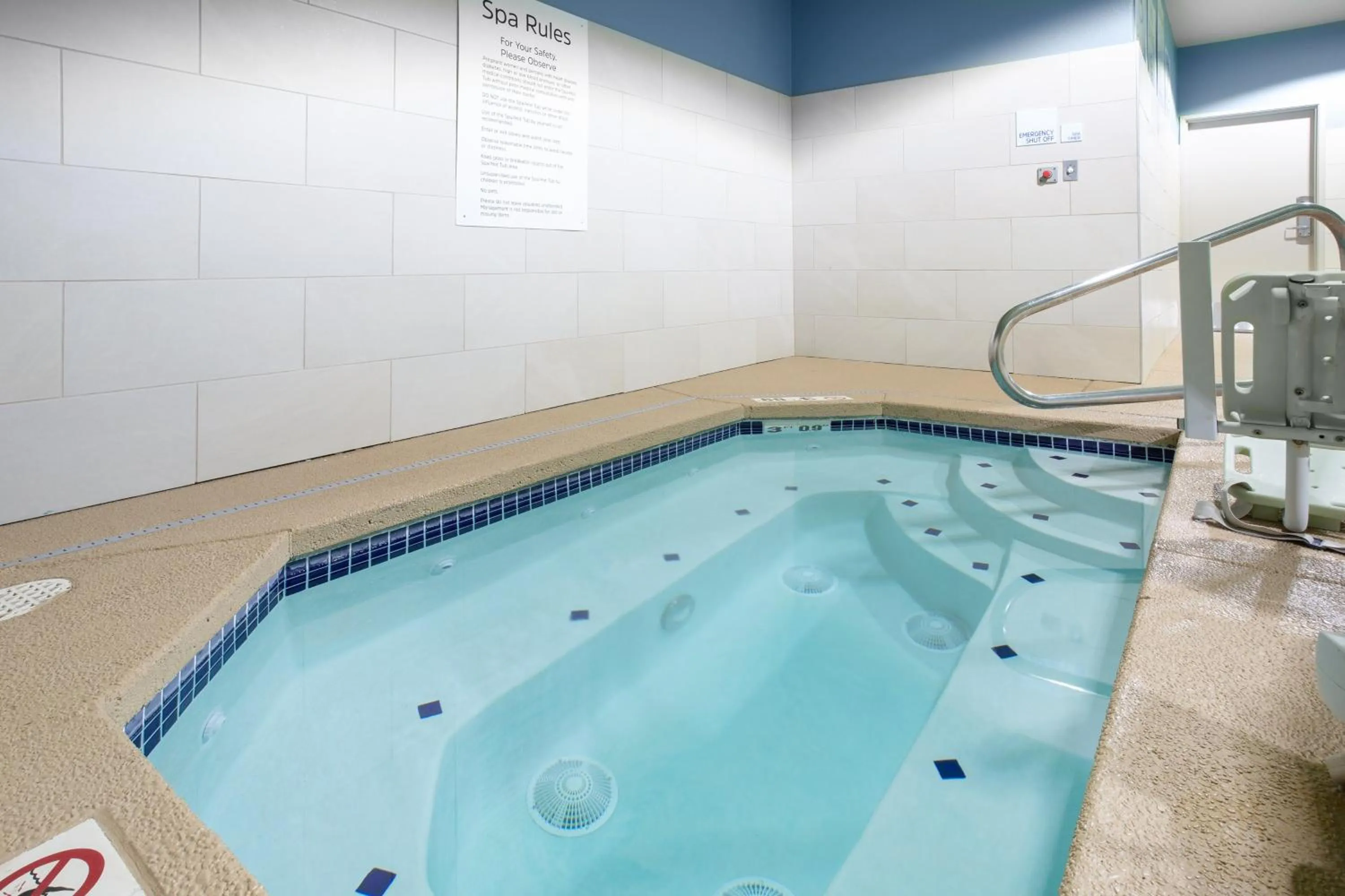 Swimming pool in Holiday Inn Express & Suites Lincoln City by IHG
