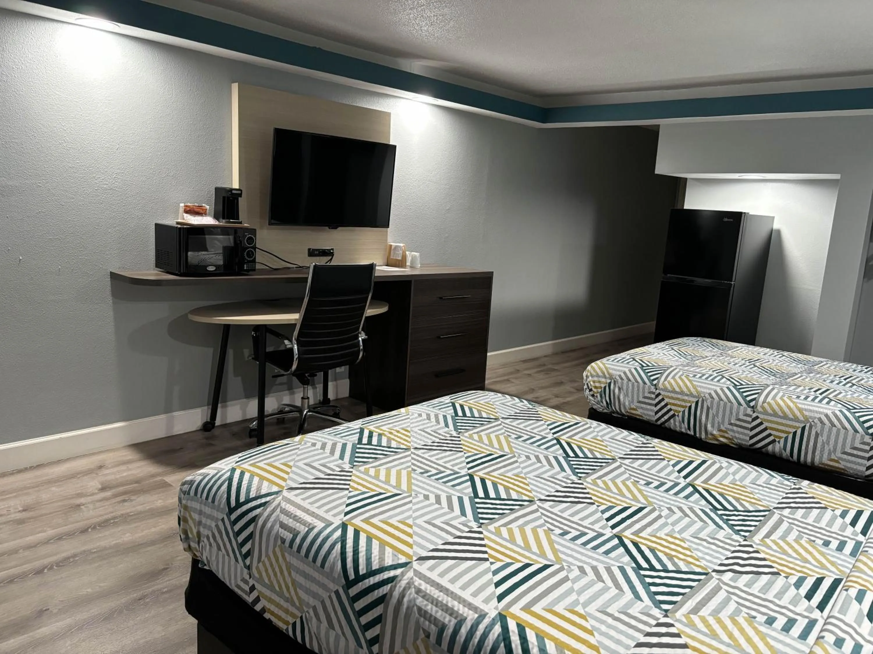 Bedroom, Bed in Studio 6 Suites Memphis, TN East Memphis