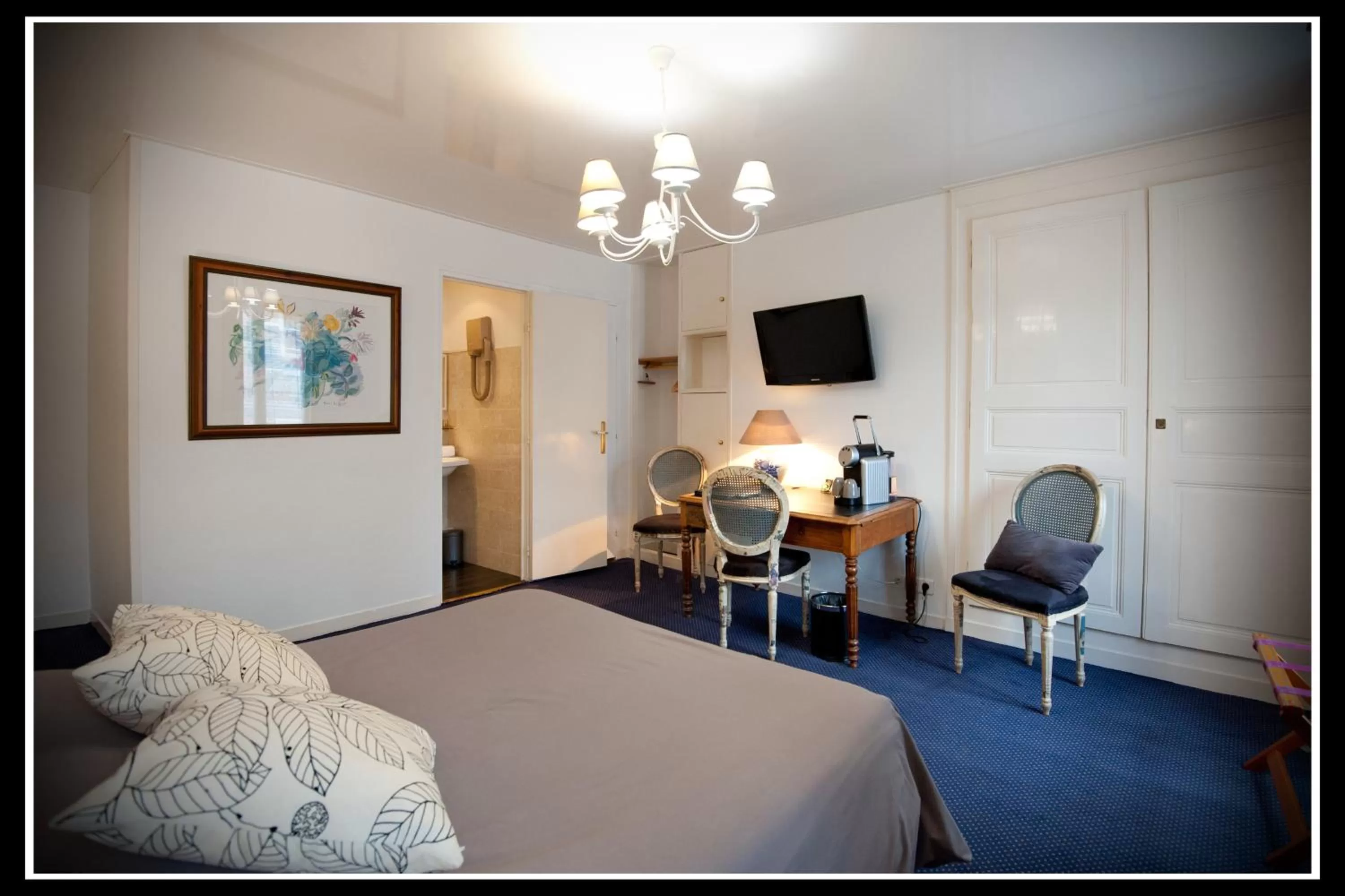 Bedroom, Bed in Hotel Le Prieuré et La Résidence