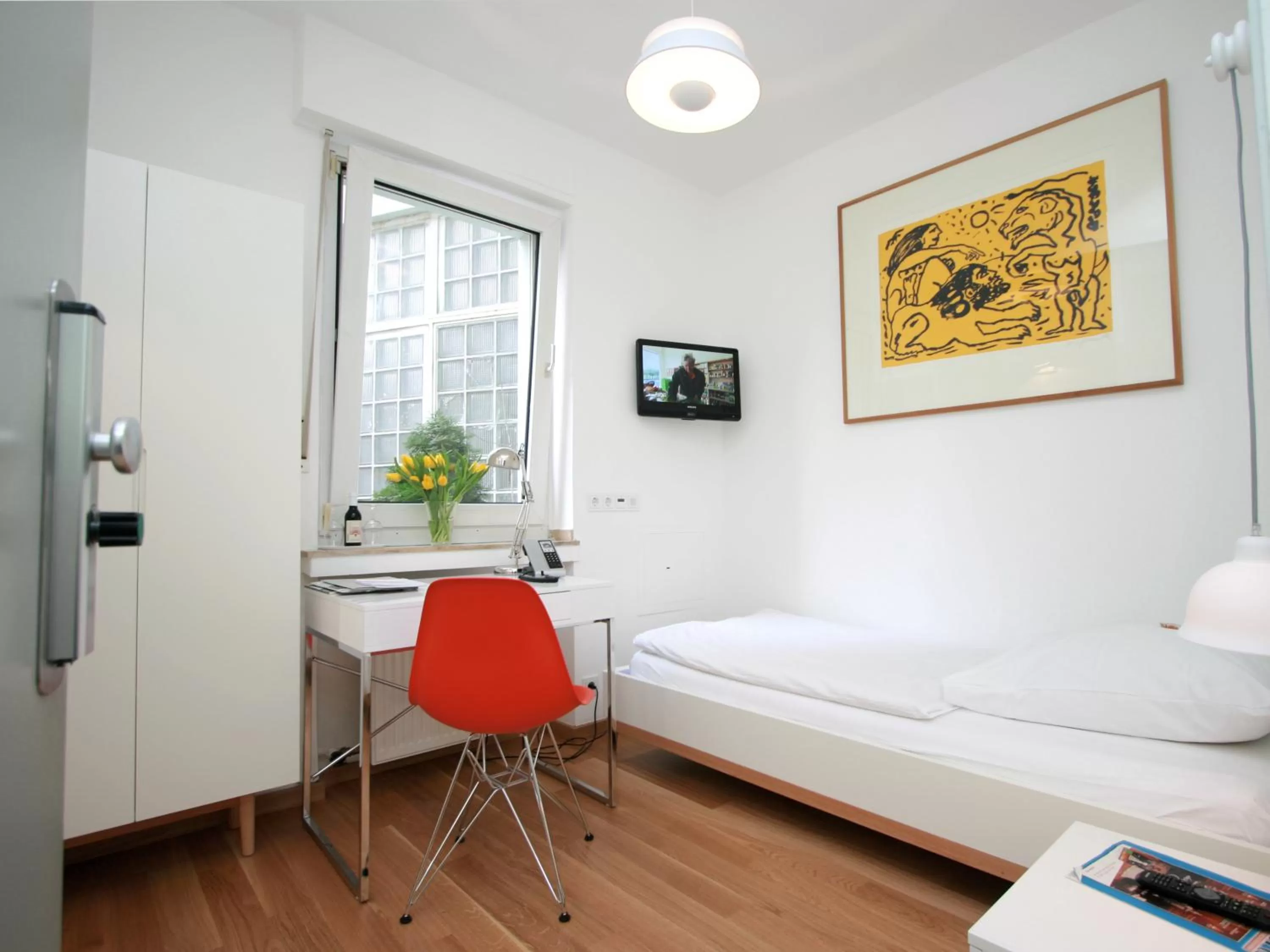 Photo of the whole room, Bed in Chelsea Hotel