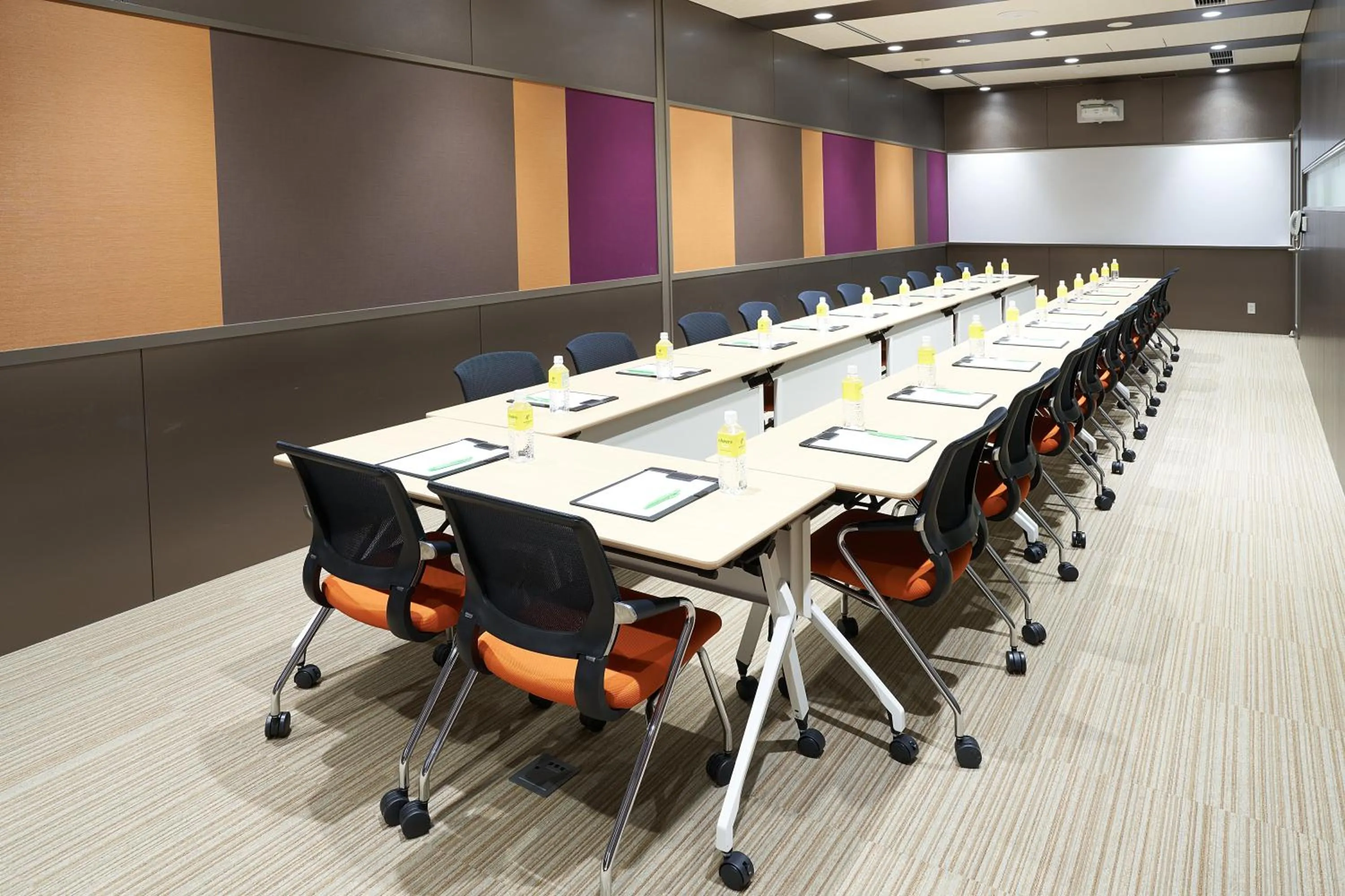 Meeting/conference room in Holiday Inn & Suites Shin Osaka by IHG