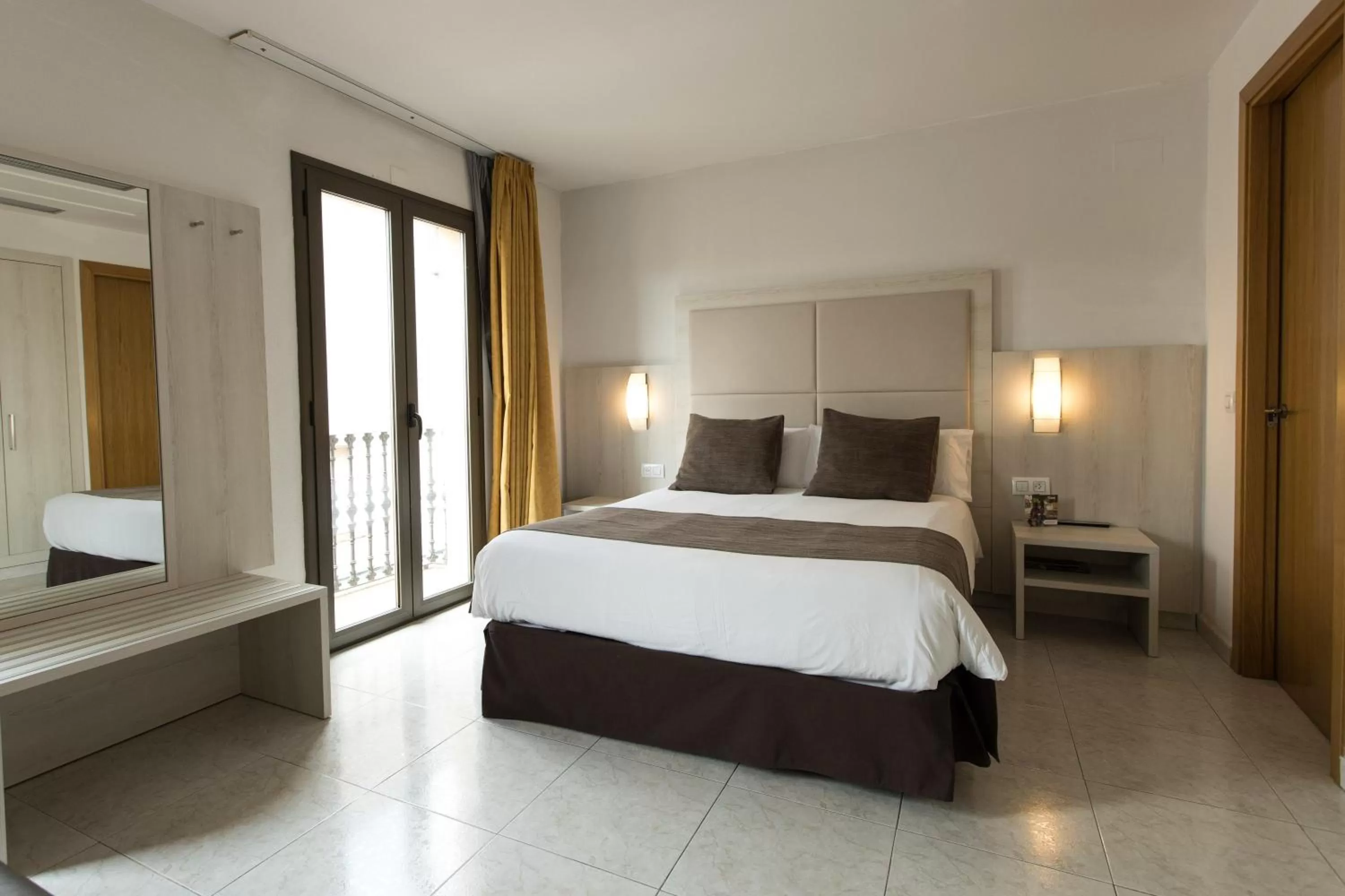 Photo of the whole room, Bed in Hotel Alta Garrotxa