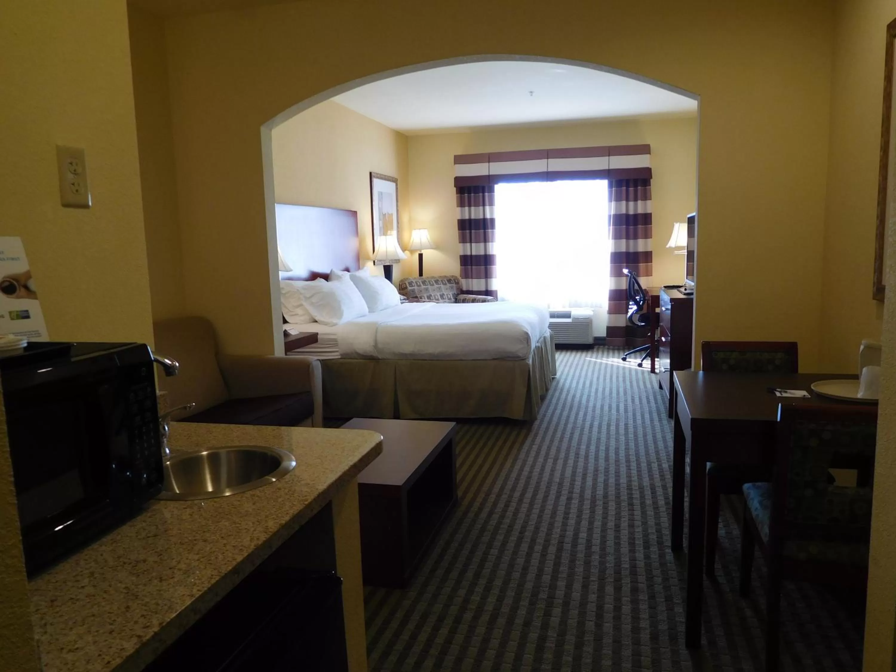 Photo of the whole room, Bed in Holiday Inn Express Ponca City by IHG