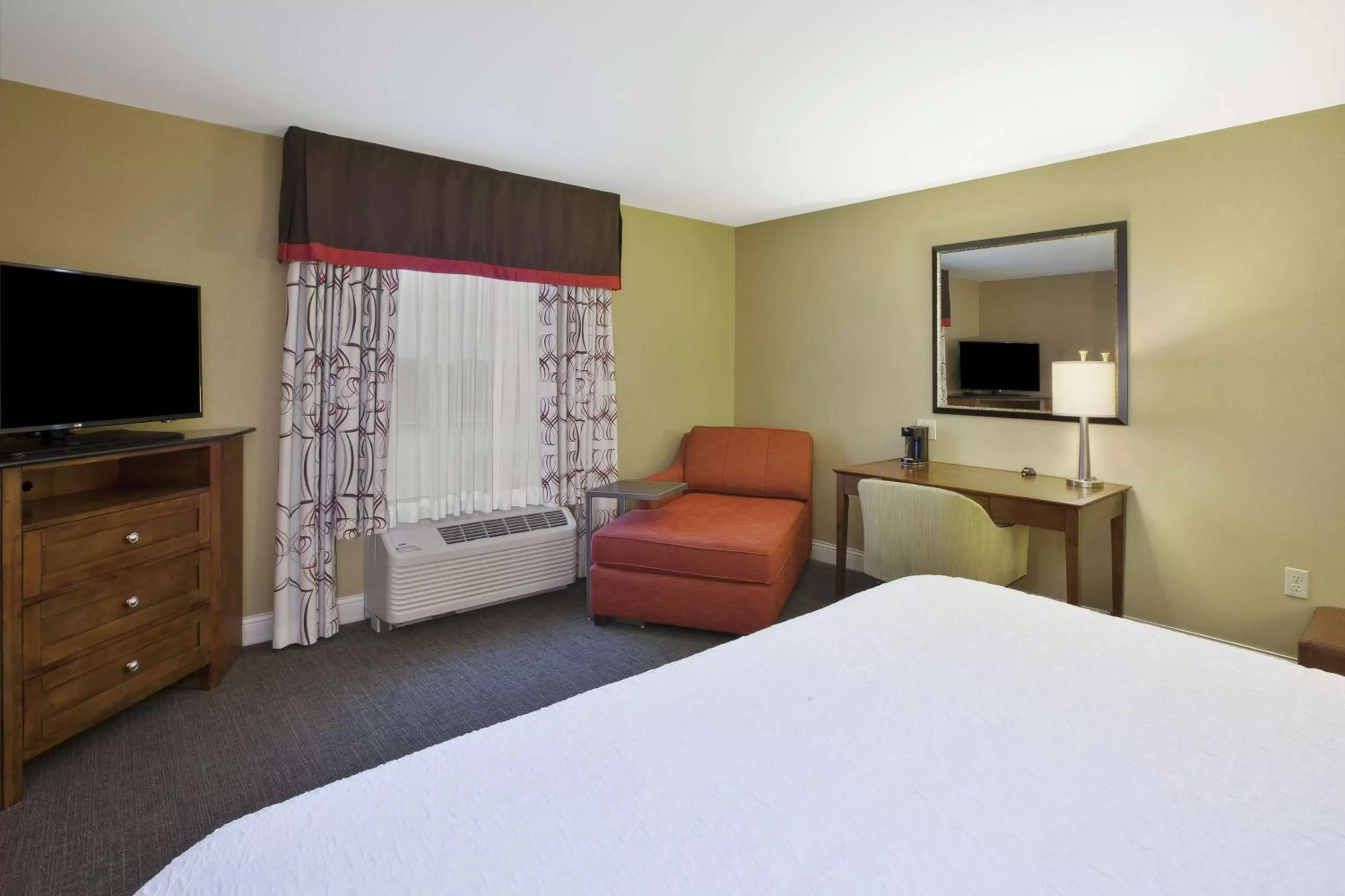 Bed in Hampton Inn & Suites Wichita-Northeast