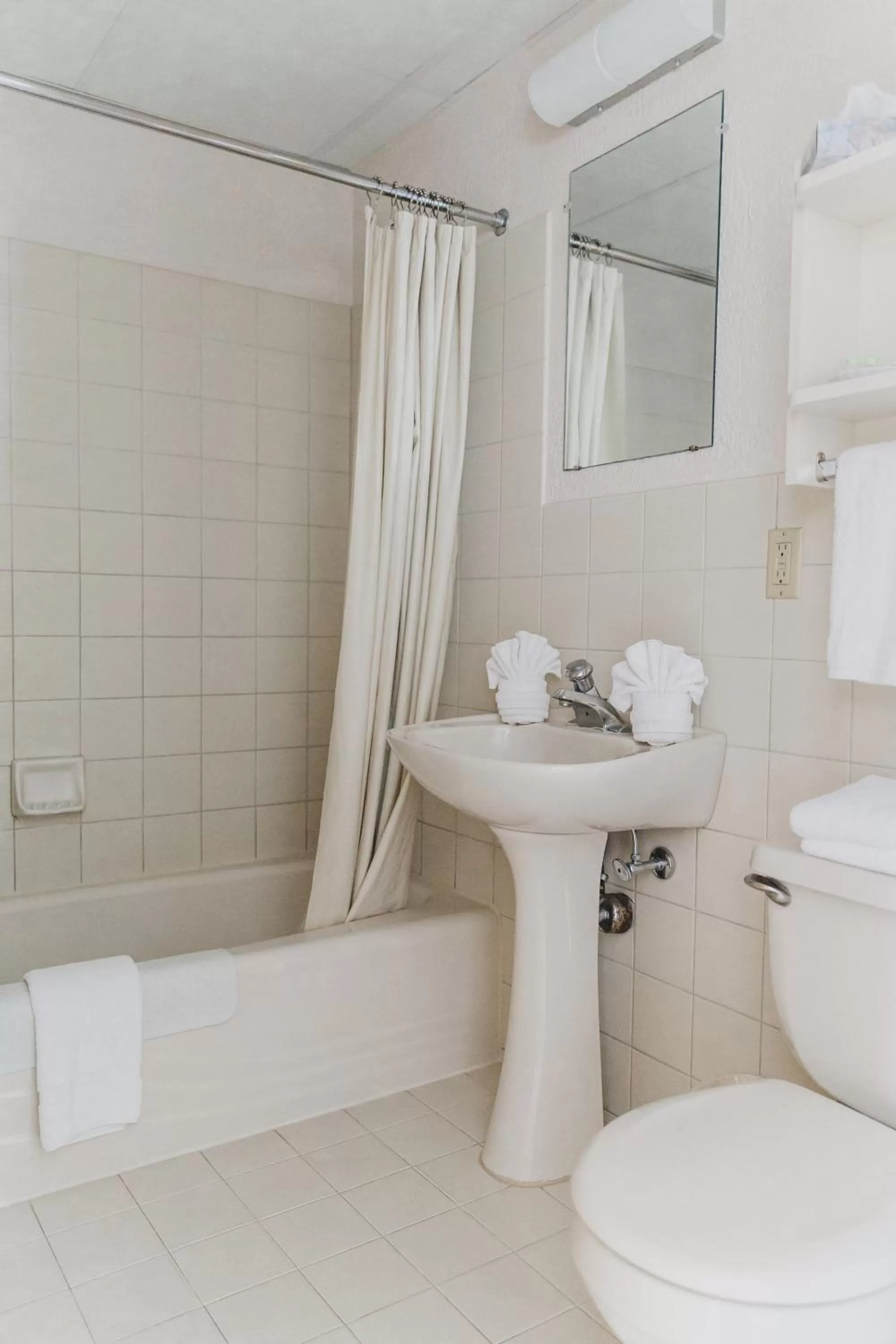 Bathroom in Heart of Wildwood Motel