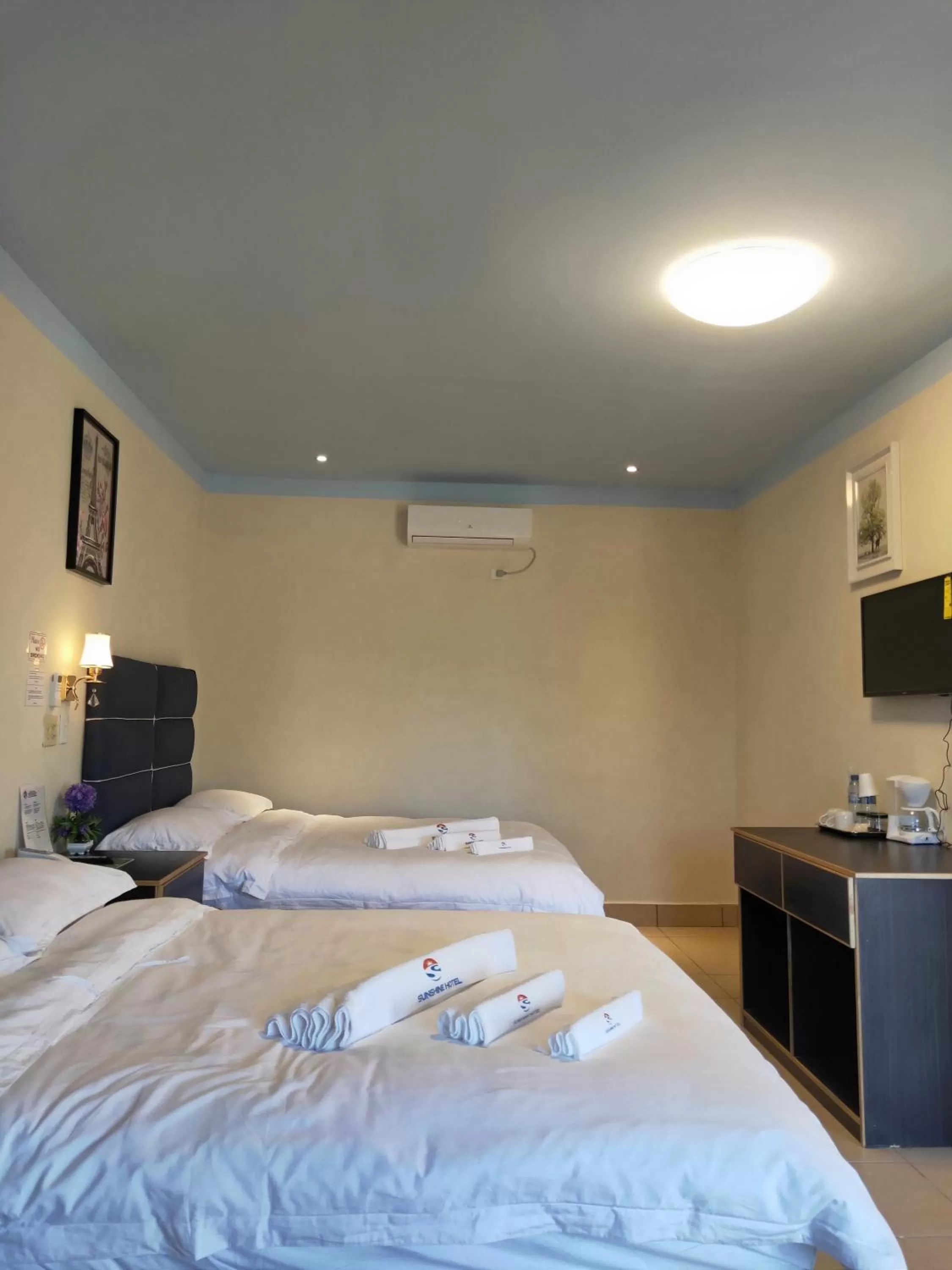 Bed in Sunshine View Hotel and Restaurant